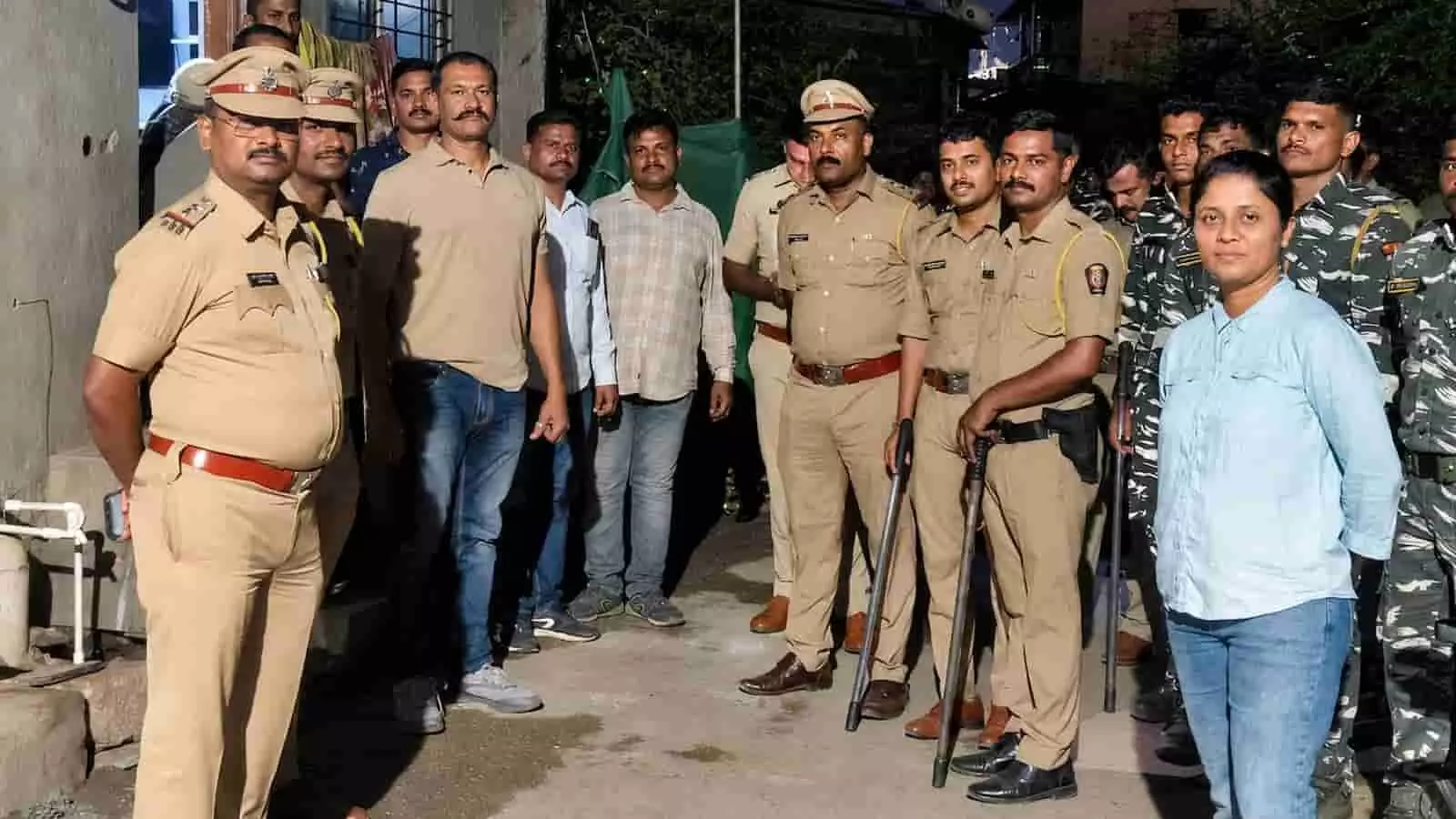 कोल्हापूर पोलिसांचे अधिकारी माकडवाला वसाहत परिसरात विशेष मोहिमेदरम्यान आरोपीला अटक करताना दिसत आहेत. कोल्हापूर पोलिसांचे अधिकारी माकडवाला वसाहत परिसरात विशेष मोहिमेदरम्यान आरोपीला अटक करताना दिसत आहेत.