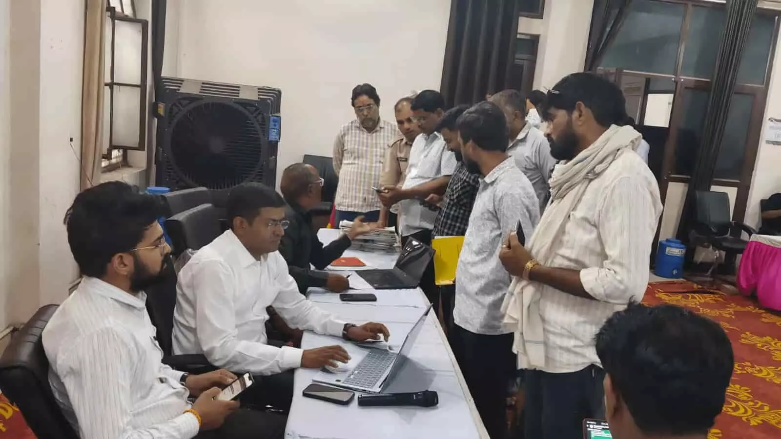 गंगापुर सिटी नगर परिषद शिविर में अधिकारी आवेदकों की समस्याओं का निस्तारण करते हुए दिखाई दे रहे हैं। गंगापुर सिटी नगर परिषद शिविर में अधिकारी आवेदकों की समस्याओं का निस्तारण करते हुए दिखाई दे रहे हैं।