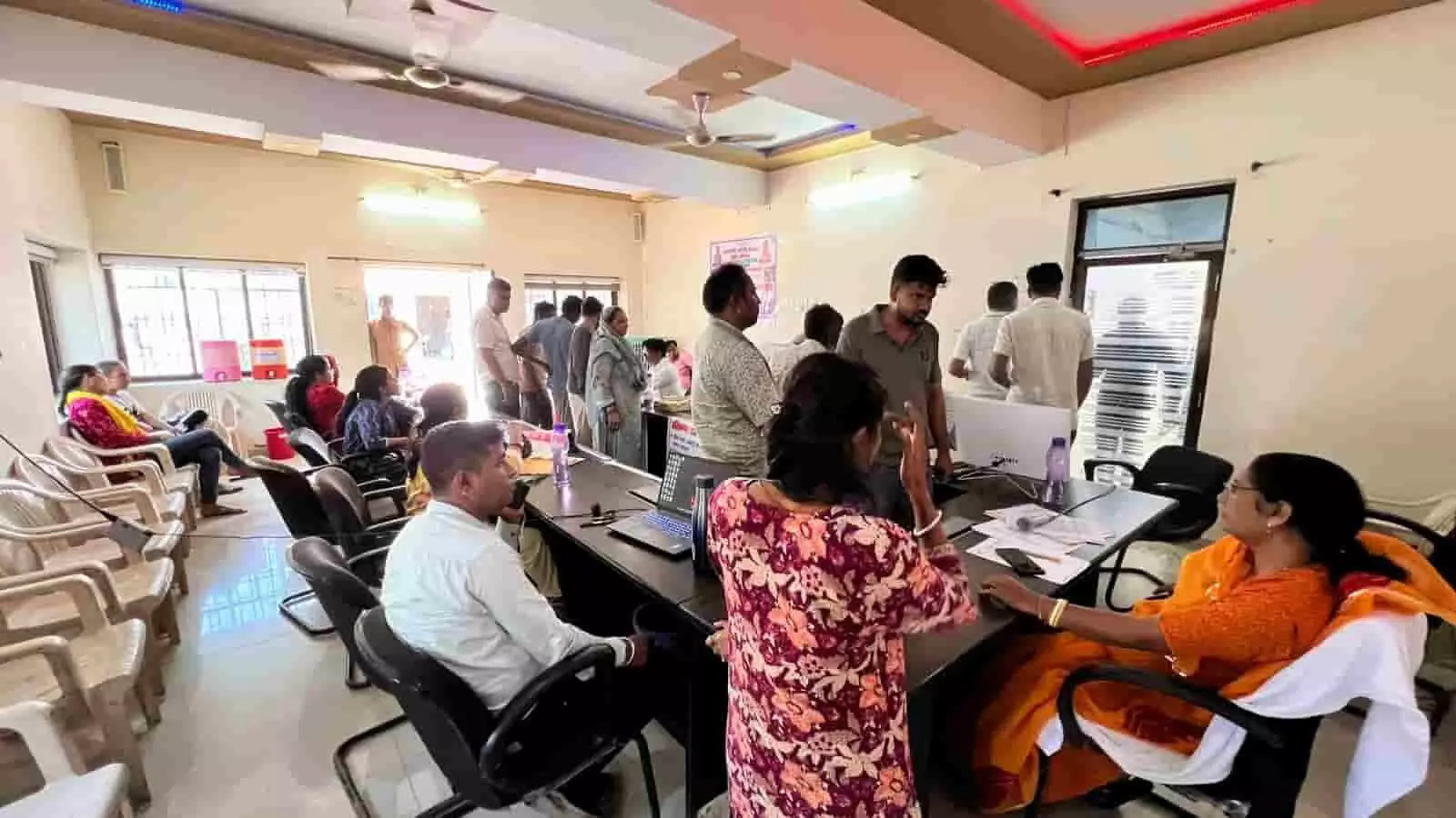 तस्वीर में फतहनगर-सनवाड़ नगरपालिका शिविर में अधिकारी नागरिकों की समस्याओं का समाधान कर रहे हैं। तस्वीर में फतहनगर-सनवाड़ नगरपालिका शिविर में अधिकारी नागरिकों की समस्याओं का समाधान कर रहे हैं।