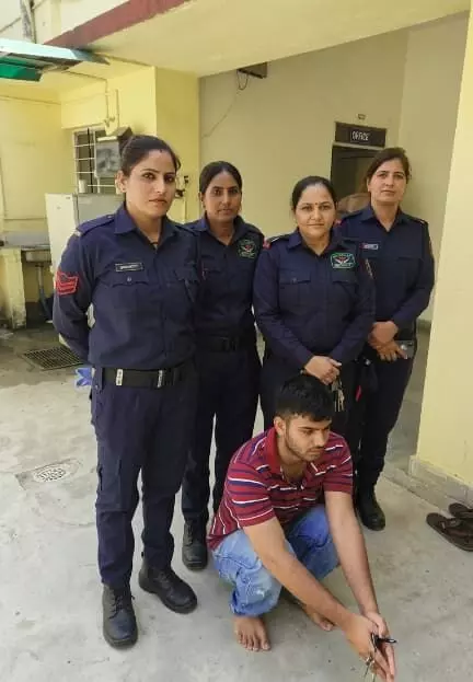 सवाई माधोपुर में युवती को परेशान करने वाले आरोपी को गिरफ्तार करती पुलिस टीम।