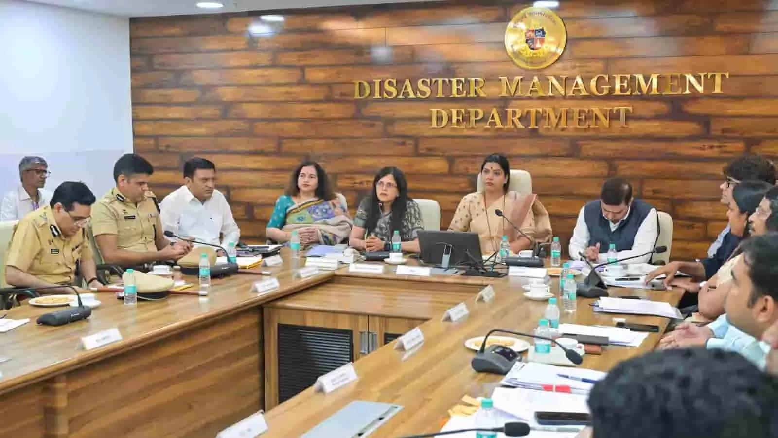 तस्वीर में मुंबई में मानसून तैयारियों को लेकर बीएमसी आपदा प्रबंधन बैठक दिख रही है। तस्वीर में मुंबई में मानसून तैयारियों को लेकर बीएमसी आपदा प्रबंधन बैठक दिख रही है।