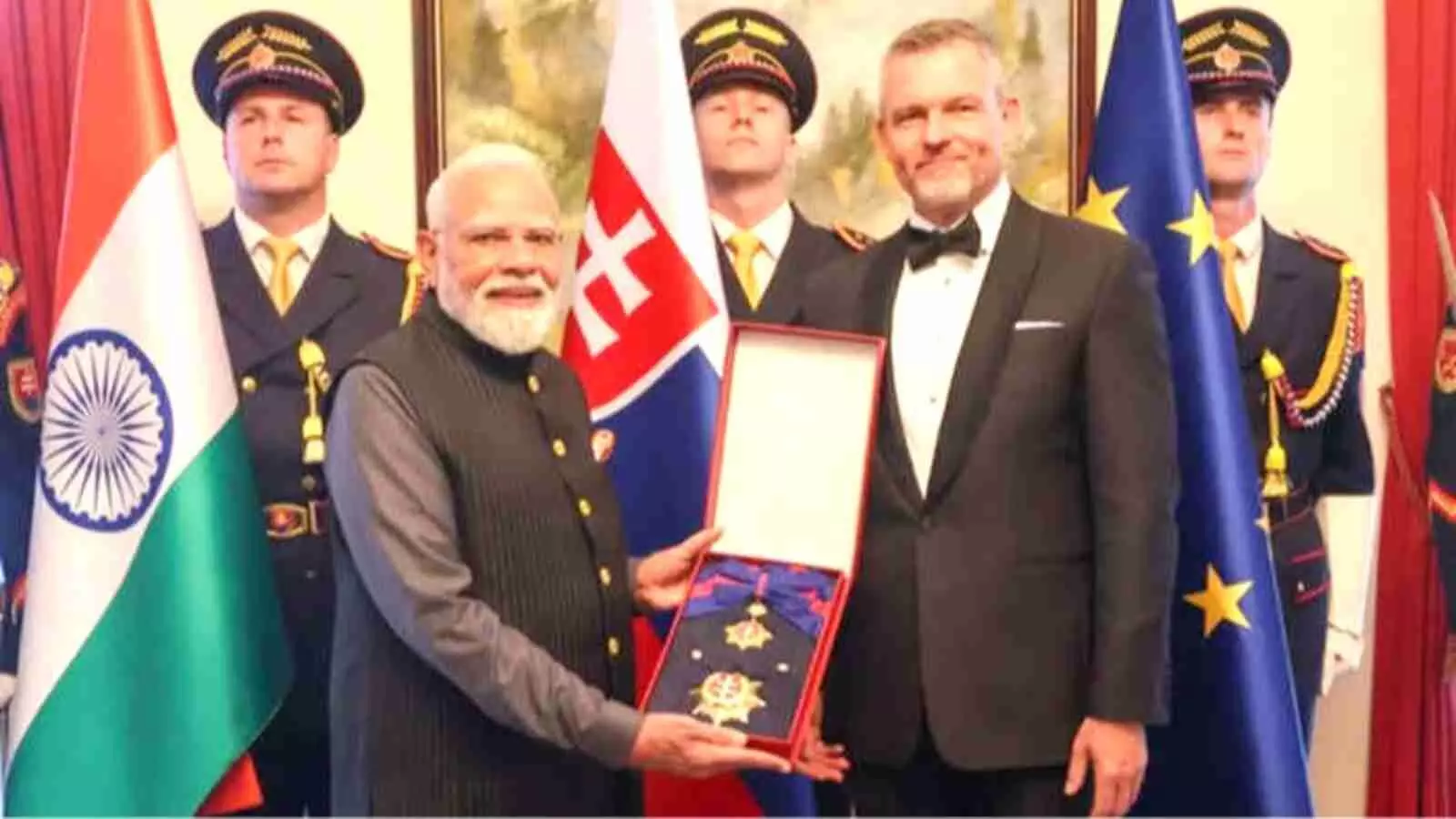सम्मान प्राप्त करते हुए प्रधानमंत्री नरेंद्र मोदी और स्लोवाकिया के राष्ट्रपति पीटर पेलेग्रिनी। सम्मान प्राप्त करते हुए प्रधानमंत्री नरेंद्र मोदी और स्लोवाकिया के राष्ट्रपति पीटर पेलेग्रिनी।