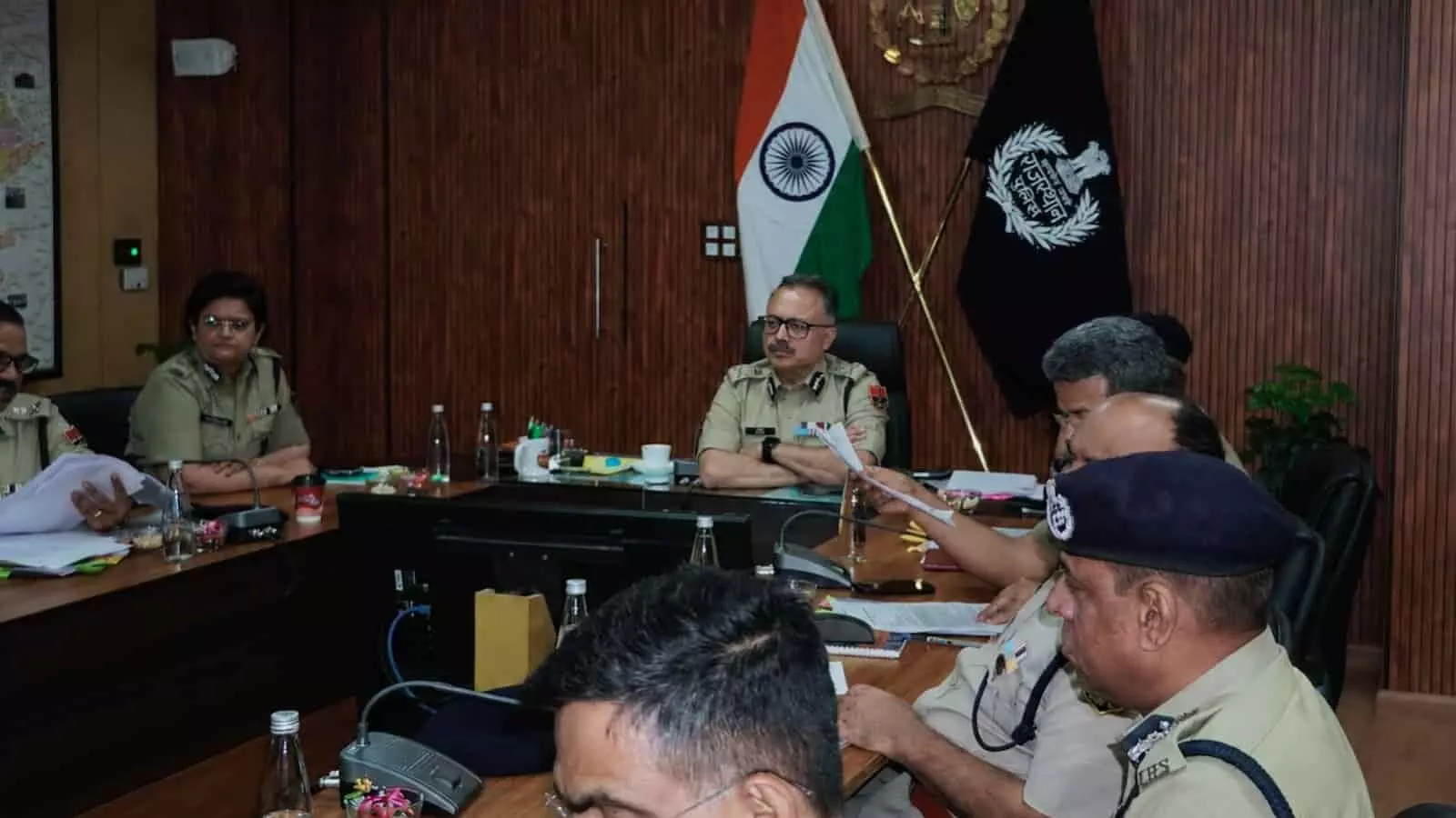 जयपुर में पुलिस महानिदेशक राजीव कुमार शर्मा के नेतृत्व में वरिष्ठ पुलिस अधिकारियों की अपराध समीक्षा बैठक। जयपुर में पुलिस महानिदेशक राजीव कुमार शर्मा के नेतृत्व में वरिष्ठ पुलिस अधिकारियों की अपराध समीक्षा बैठक।