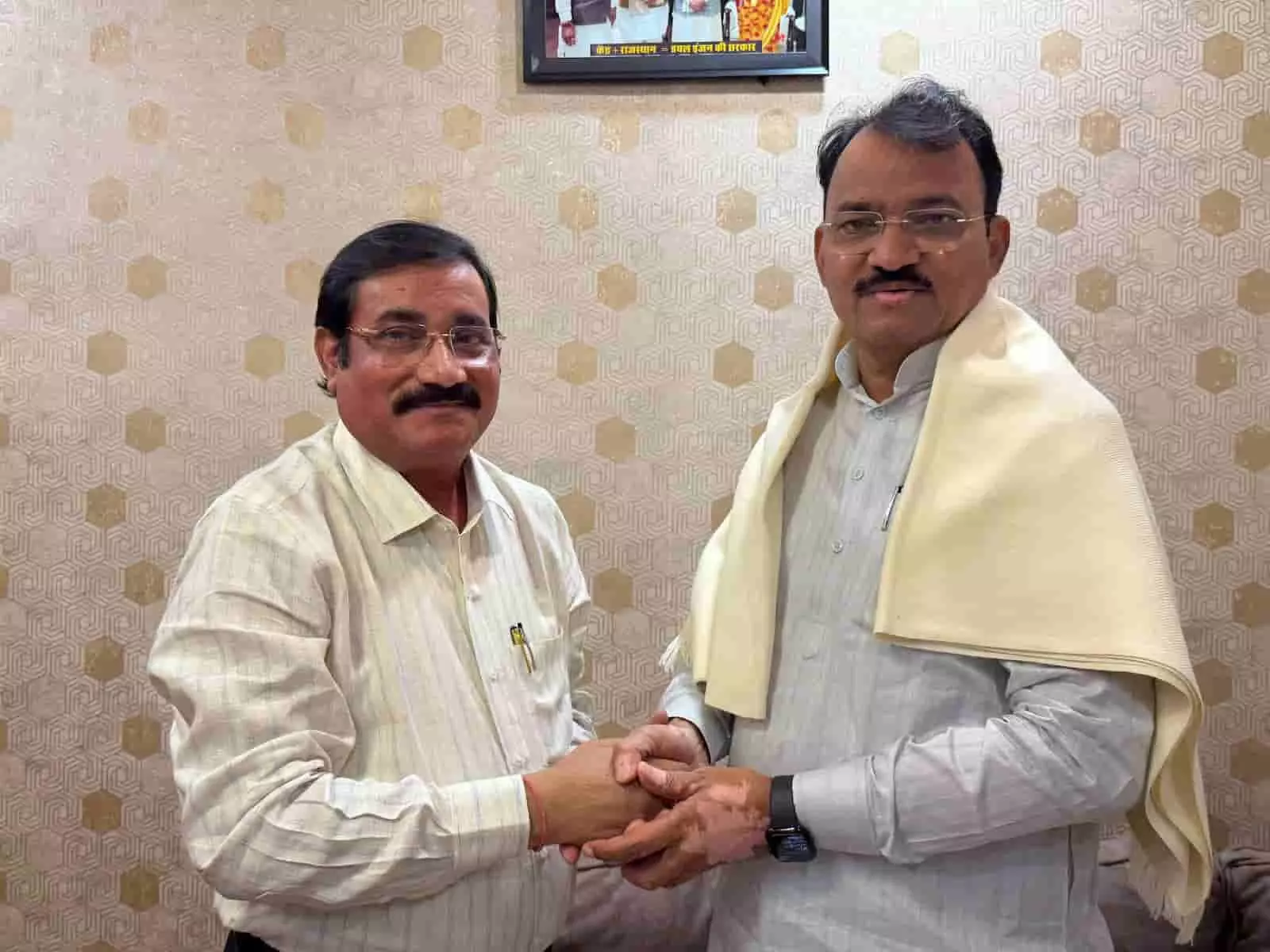 कुलगुरु प्रो. बीएल वर्मा उपमुख्यमंत्री डॉ. प्रेमचंद बैरवा से जयपुर में भेंट करते हुए। कुलगुरु प्रो. बीएल वर्मा उपमुख्यमंत्री डॉ. प्रेमचंद बैरवा से जयपुर में भेंट करते हुए।