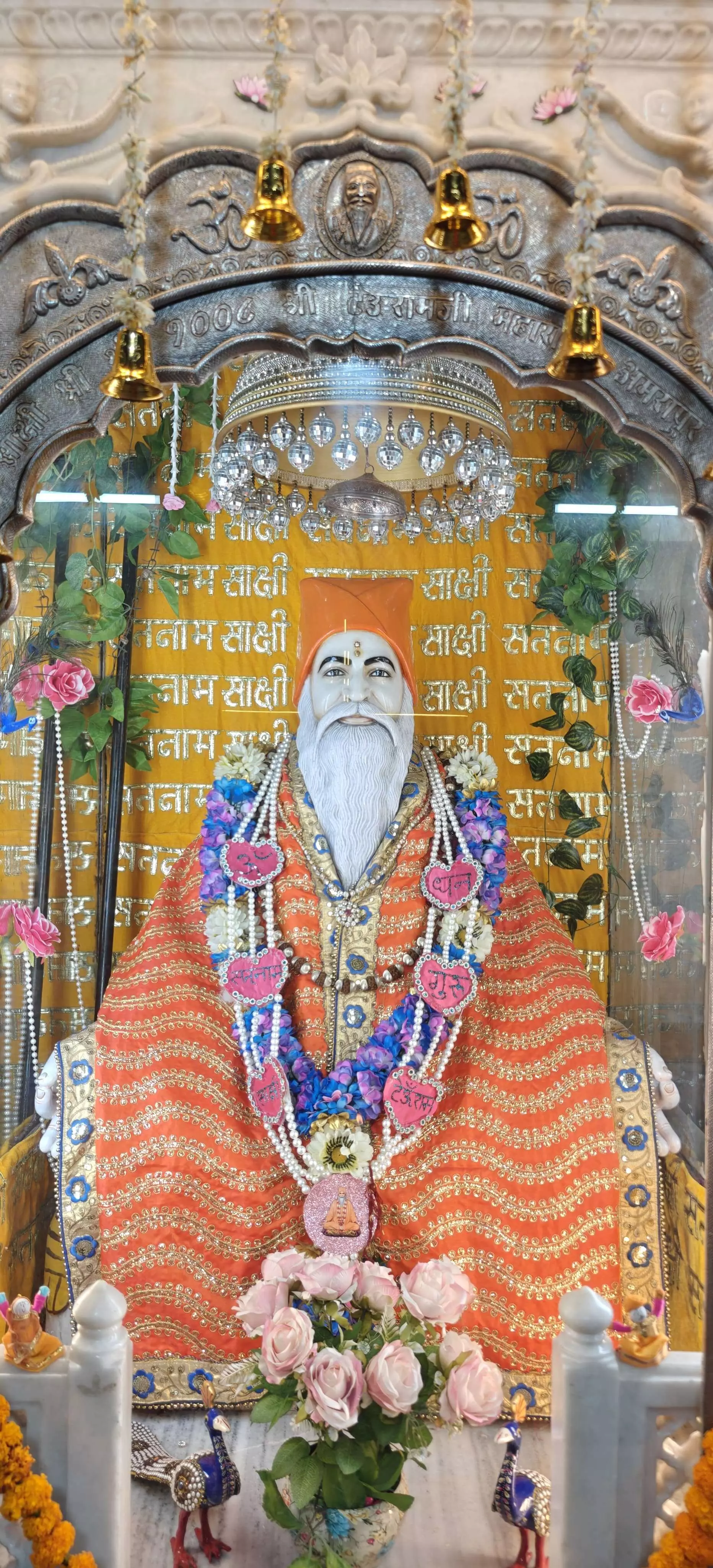 जयपुर के श्री अमरापुर स्थान में स्वामी टेऊँराम जी महाराज का महानिर्वाण उत्सव मनाते श्रद्धालु। जयपुर के श्री अमरापुर स्थान में स्वामी टेऊँराम जी महाराज का महानिर्वाण उत्सव मनाते श्रद्धालु।