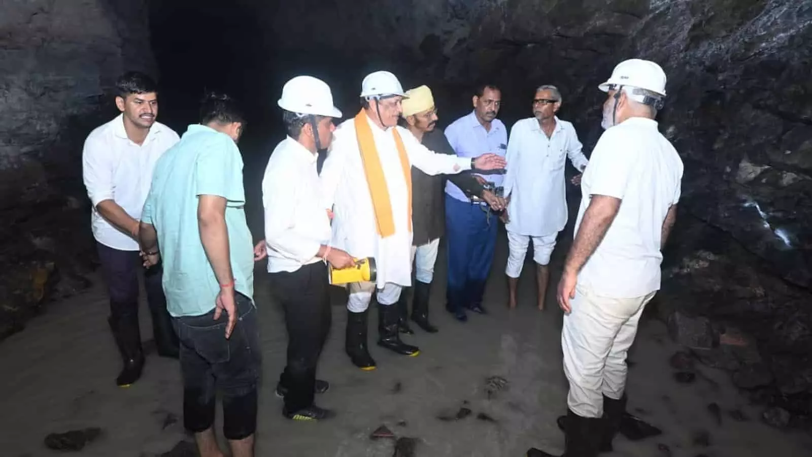 कैबिनेट मंत्री जोराराम कुमावत कोटड़ा में सेई बांध टनल के निर्माण कार्य का निरीक्षण करते हुए। कैबिनेट मंत्री जोराराम कुमावत कोटड़ा में सेई बांध टनल के निर्माण कार्य का निरीक्षण करते हुए।