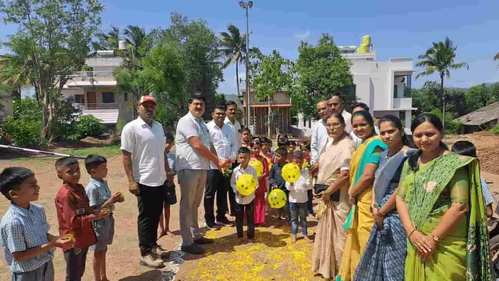 बोरवडे स्थित जिला परिषद विद्यालय में प्रवेशोत्सव के दौरान मौजूद विद्यार्थी और शिक्षक। बोरवडे स्थित जिला परिषद विद्यालय में प्रवेशोत्सव के दौरान मौजूद विद्यार्थी और शिक्षक।