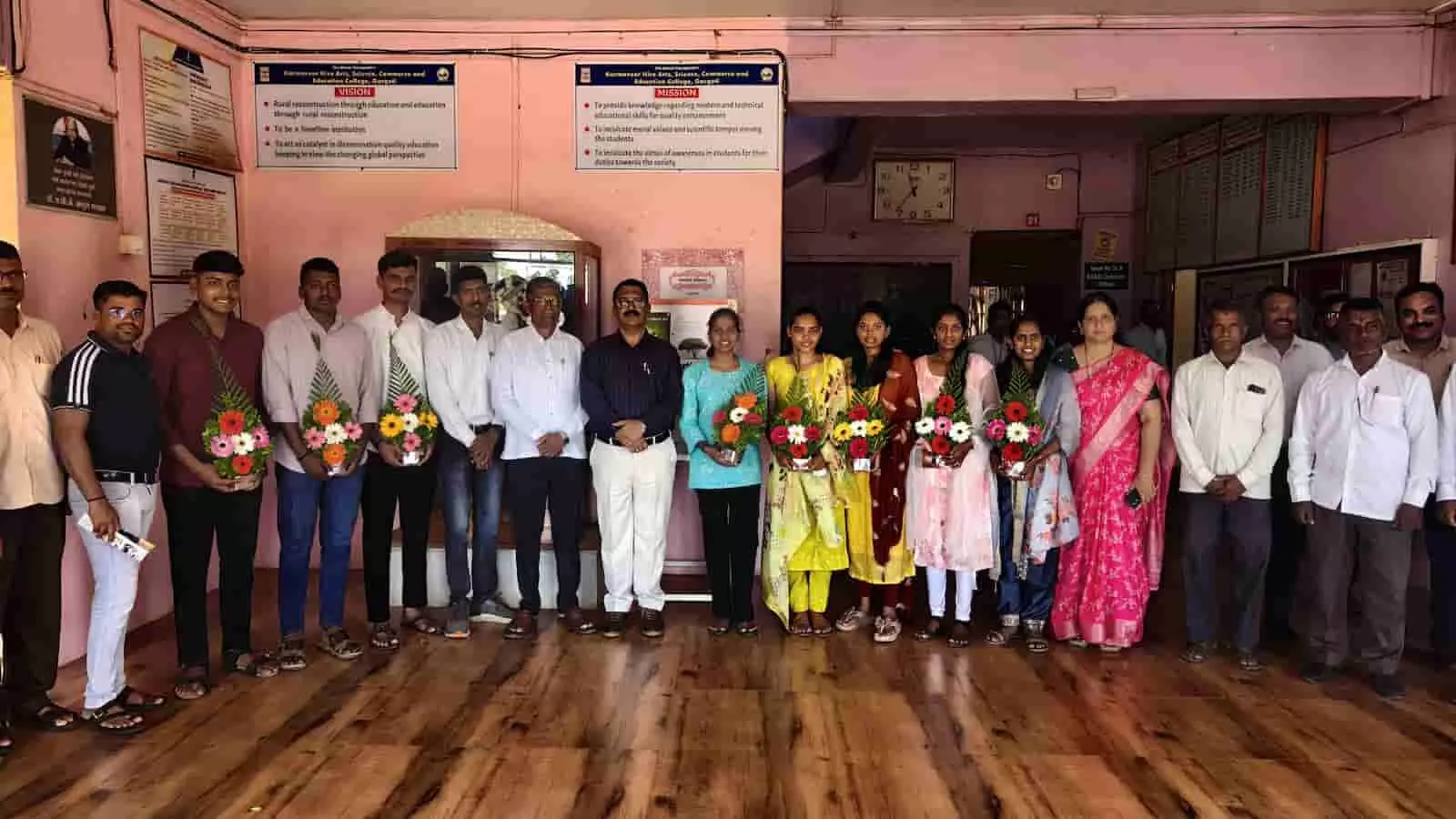 प्राचार्य और प्राध्यापकों के साथ गार्गोटी के कर्मवीर हिरे महाविद्यालय के चयनित विद्यार्थी। प्राचार्य और प्राध्यापकों के साथ गार्गोटी के कर्मवीर हिरे महाविद्यालय के चयनित विद्यार्थी।