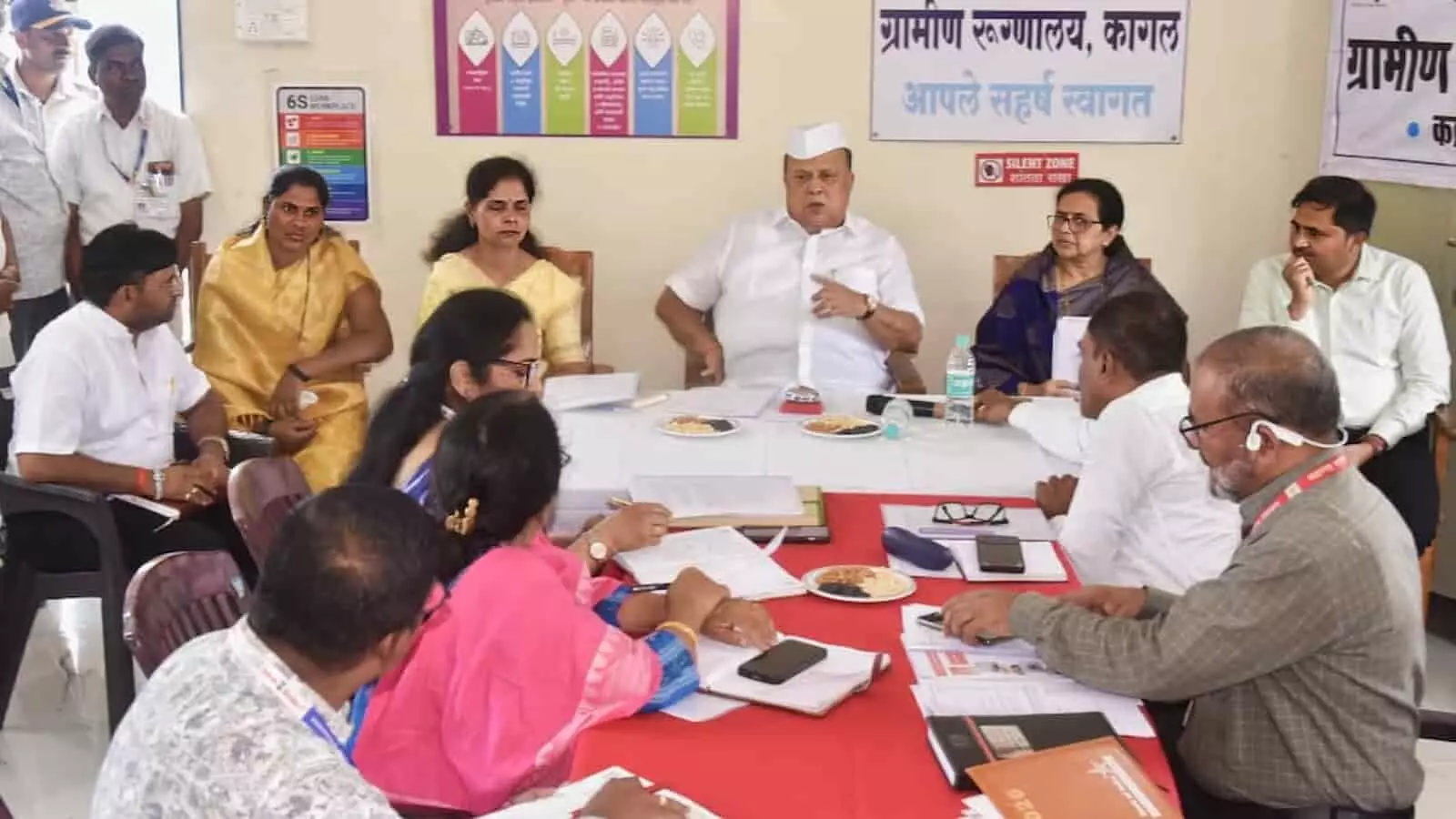 कागल ग्रामीण अस्पताल में समीक्षा बैठक करते मंत्री हसन मुश्रीफ और उपस्थित स्वास्थ्य अधिकारी। कागल ग्रामीण अस्पताल में समीक्षा बैठक करते मंत्री हसन मुश्रीफ और उपस्थित स्वास्थ्य अधिकारी।