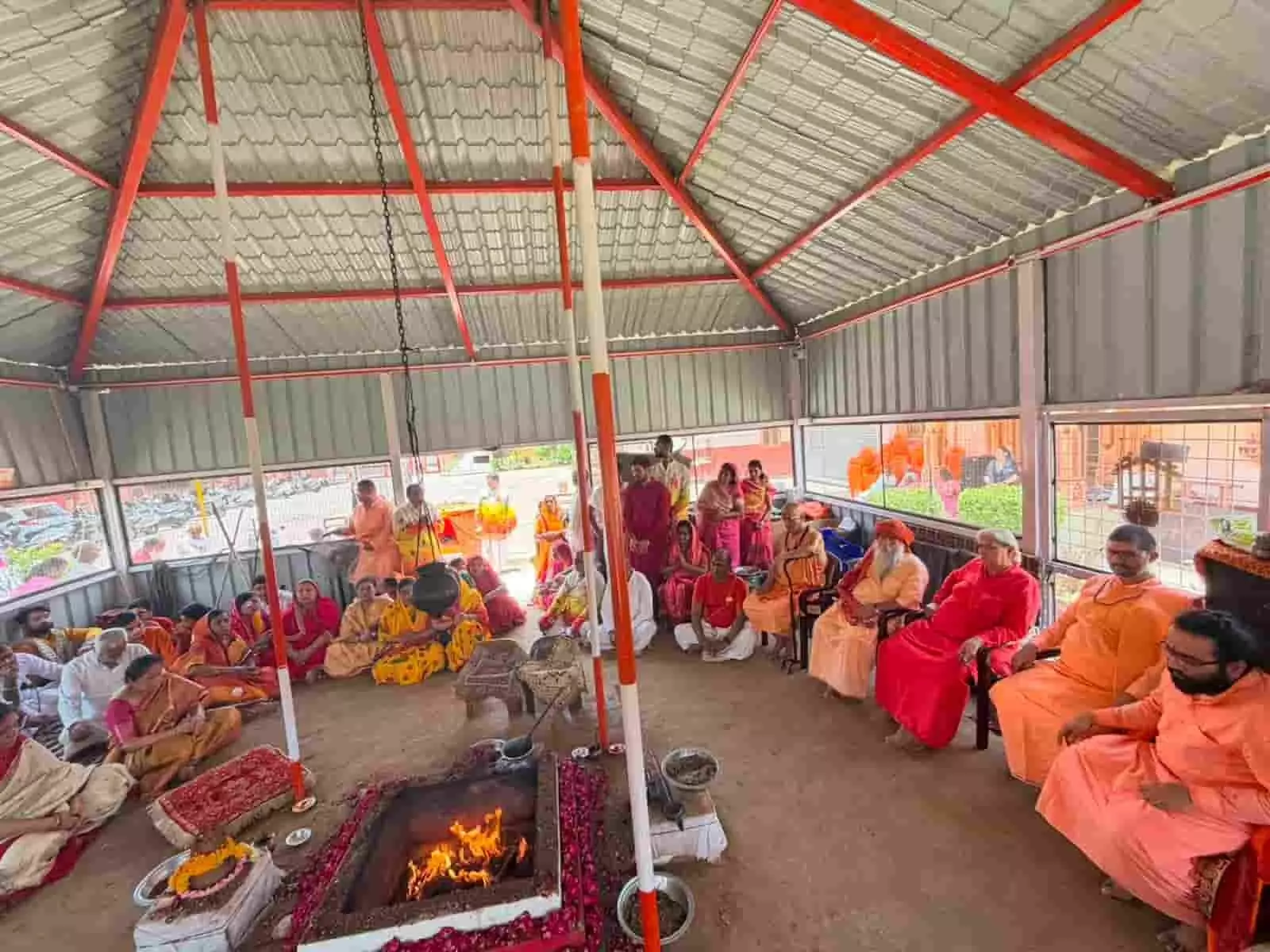 हरि शेवा उदासीन आश्रम भीलवाड़ा में पुरुषोत्तम मास की पूर्णाहुति पर यज्ञ करते श्रद्धालु। हरि शेवा उदासीन आश्रम भीलवाड़ा में पुरुषोत्तम मास की पूर्णाहुति पर यज्ञ करते श्रद्धालु।