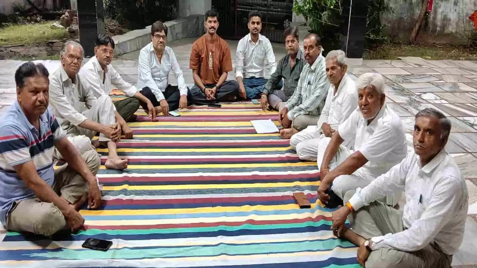 आमेट में रथयात्रा की तैयारियों को लेकर भेरू बावड़ी अखाड़ा परिसर में आयोजित बैठक के दौरान मौजूद स्थानीय प्रबुद्धजन। आमेट में रथयात्रा की तैयारियों को लेकर भेरू बावड़ी अखाड़ा परिसर में आयोजित बैठक के दौरान मौजूद स्थानीय प्रबुद्धजन।