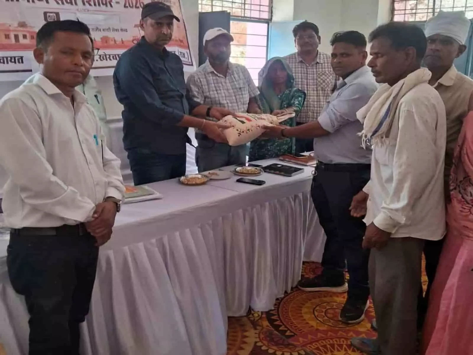 सुवेरी पंचायत में कृषि विभाग द्वारा किसानों को उन्नत मक्का बीज वितरित किए गए।