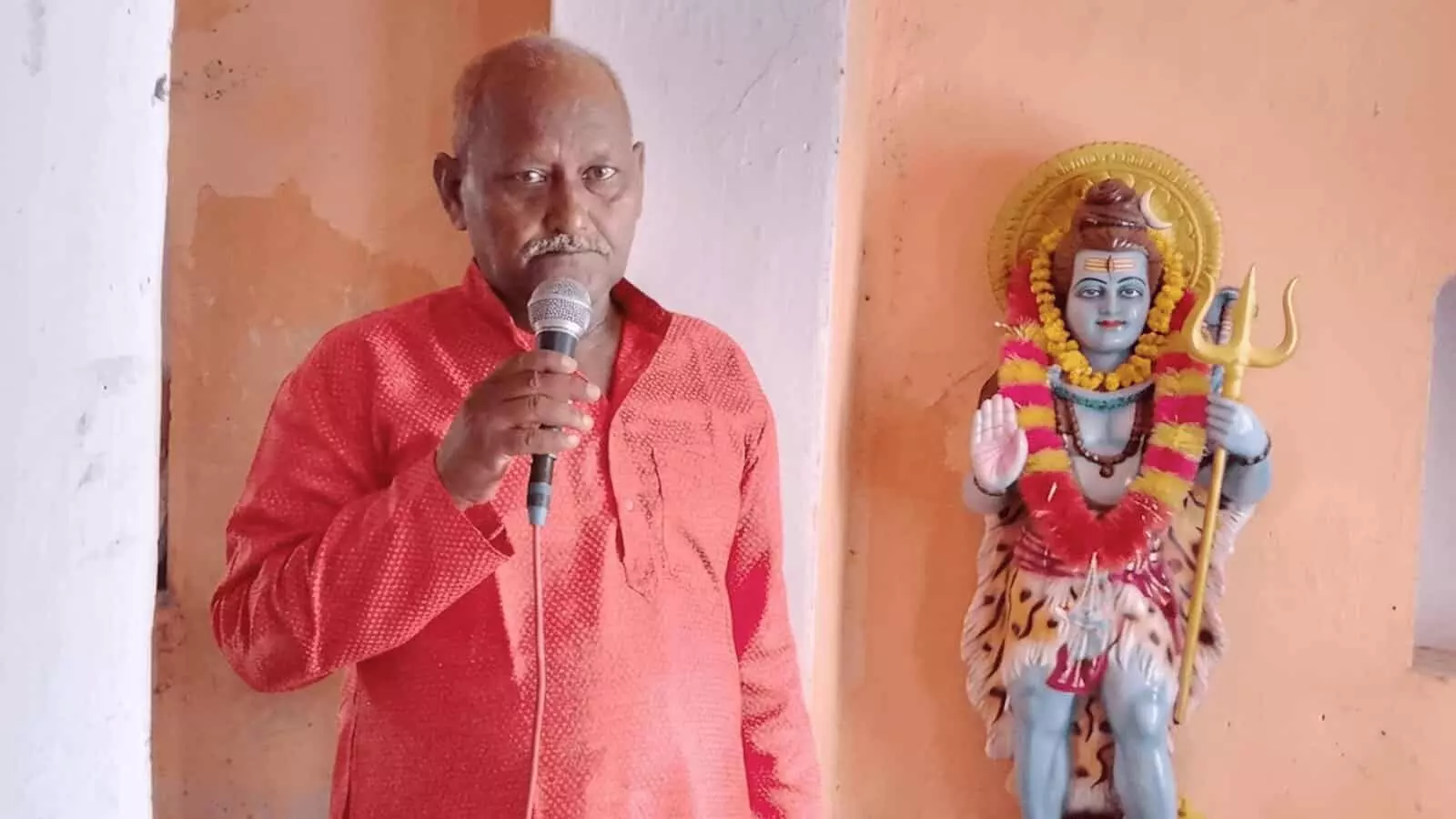 बरपाड़ा कॉलोनी भुसावर के मंदिर में सोमवती अमावस्या पर शिव भजन गाते कलाकार। बरपाड़ा कॉलोनी भुसावर के मंदिर में सोमवती अमावस्या पर शिव भजन गाते कलाकार।