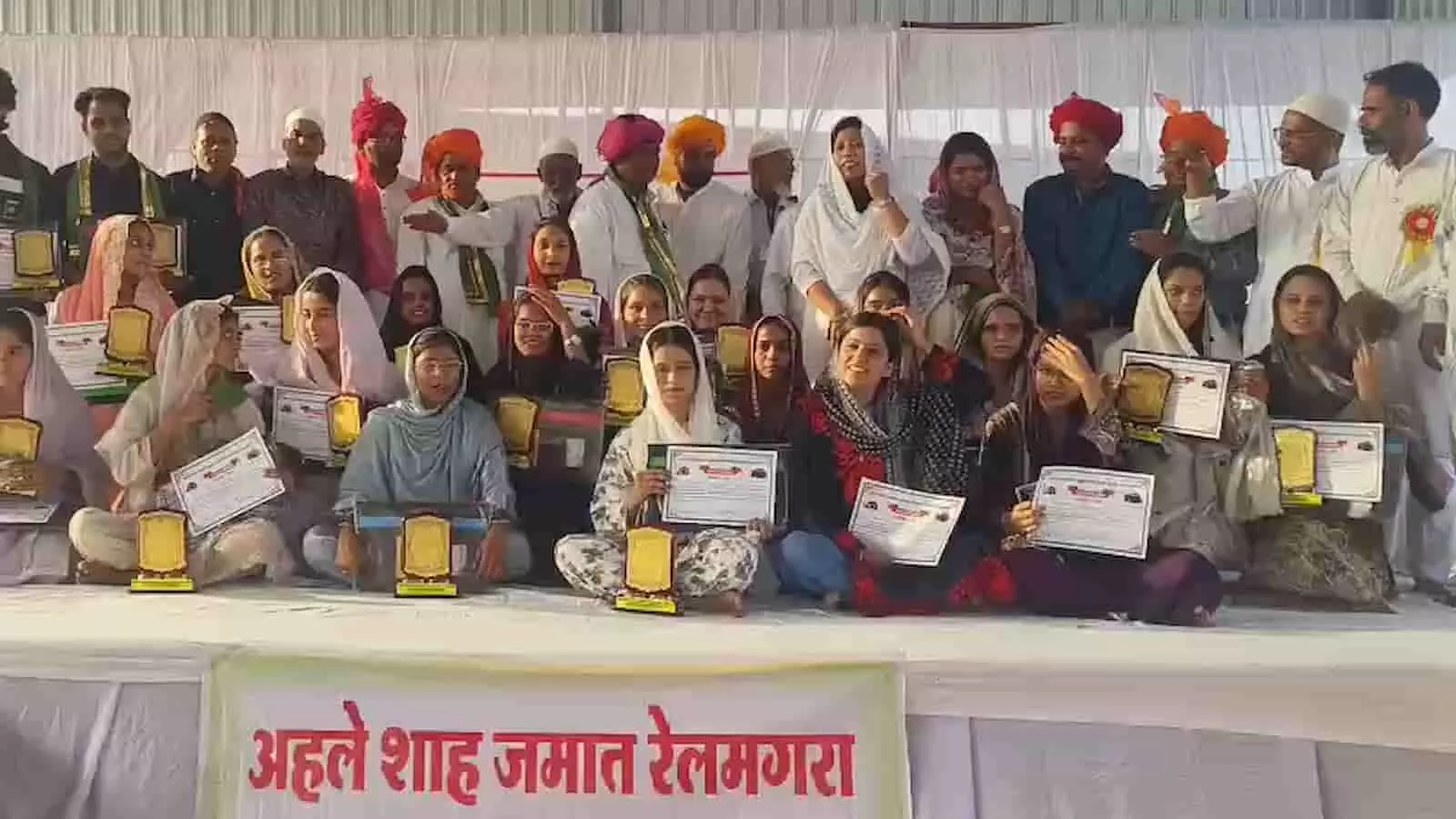 मेवाड़ शाह समाज के सदस्य रेलमगरा में प्रतिभाशाली विद्यार्थियों को सम्मानित और प्रोत्साहित करते हुए। मेवाड़ शाह समाज के सदस्य रेलमगरा में प्रतिभाशाली विद्यार्थियों को सम्मानित और प्रोत्साहित करते हुए।