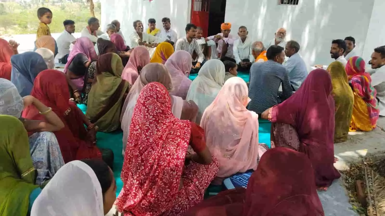 खेरोदा में युवा क्षमता निर्माण कार्यक्रम के दौरान ग्रामीणों के साथ संवाद करती हुई टीम। खेरोदा में युवा क्षमता निर्माण कार्यक्रम के दौरान ग्रामीणों के साथ संवाद करती हुई टीम।