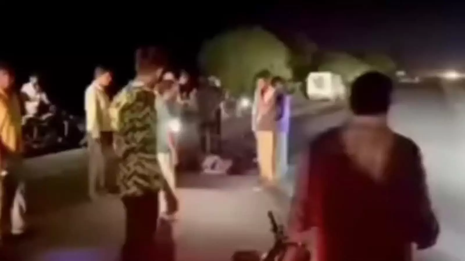 राजसमंद के भीम क्षेत्र में सड़क हादसे के घायल युवक की मदद करते पूर्व विधायक सुदर्शन सिंह रावत। राजसमंद के भीम क्षेत्र में सड़क हादसे के घायल युवक की मदद करते पूर्व विधायक सुदर्शन सिंह रावत।