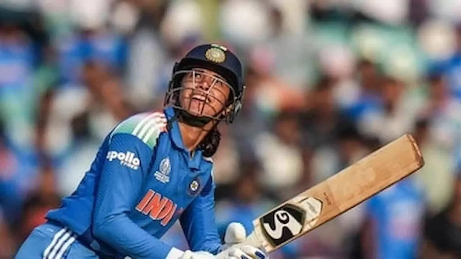 क्रिकेट मैदान पर बल्लेबाजी के दौरान हेलमेट पहने ऊपर की ओर देखती हुईं भारतीय क्रिकेटर स्मृति मंधाना। क्रिकेट मैदान पर बल्लेबाजी के दौरान हेलमेट पहने ऊपर की ओर देखती हुईं भारतीय क्रिकेटर स्मृति मंधाना।