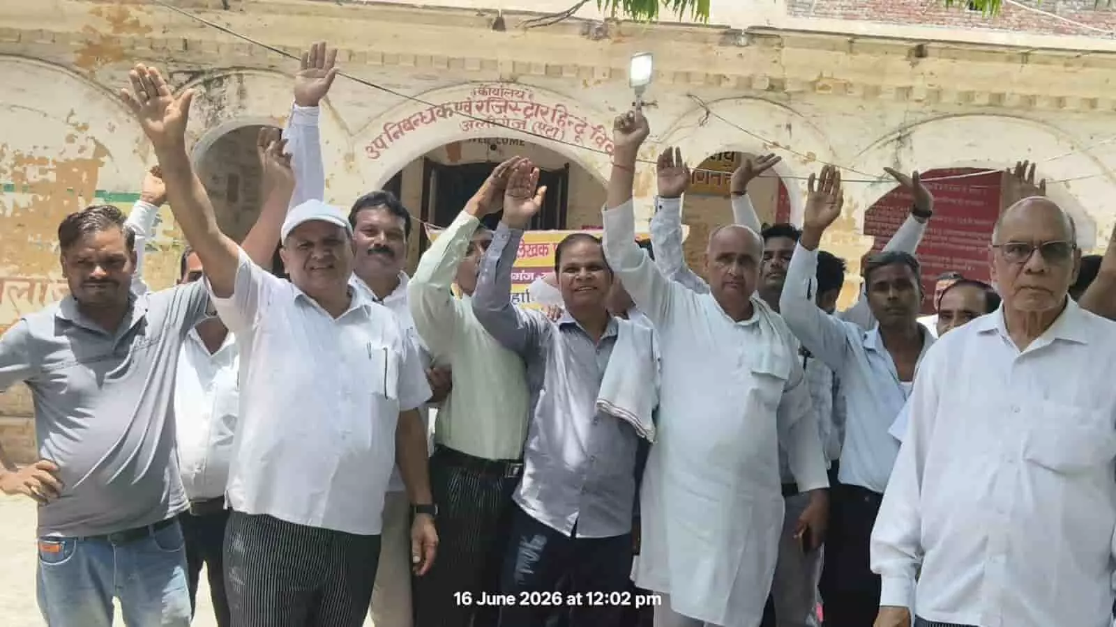 अलीगंज रजिस्ट्रार कार्यालय के बाहर ई-रजिस्ट्री व्यवस्था के खिलाफ हाथ उठाकर विरोध प्रदर्शन करते अधिवक्ता। अलीगंज रजिस्ट्रार कार्यालय के बाहर ई-रजिस्ट्री व्यवस्था के खिलाफ हाथ उठाकर विरोध प्रदर्शन करते अधिवक्ता।