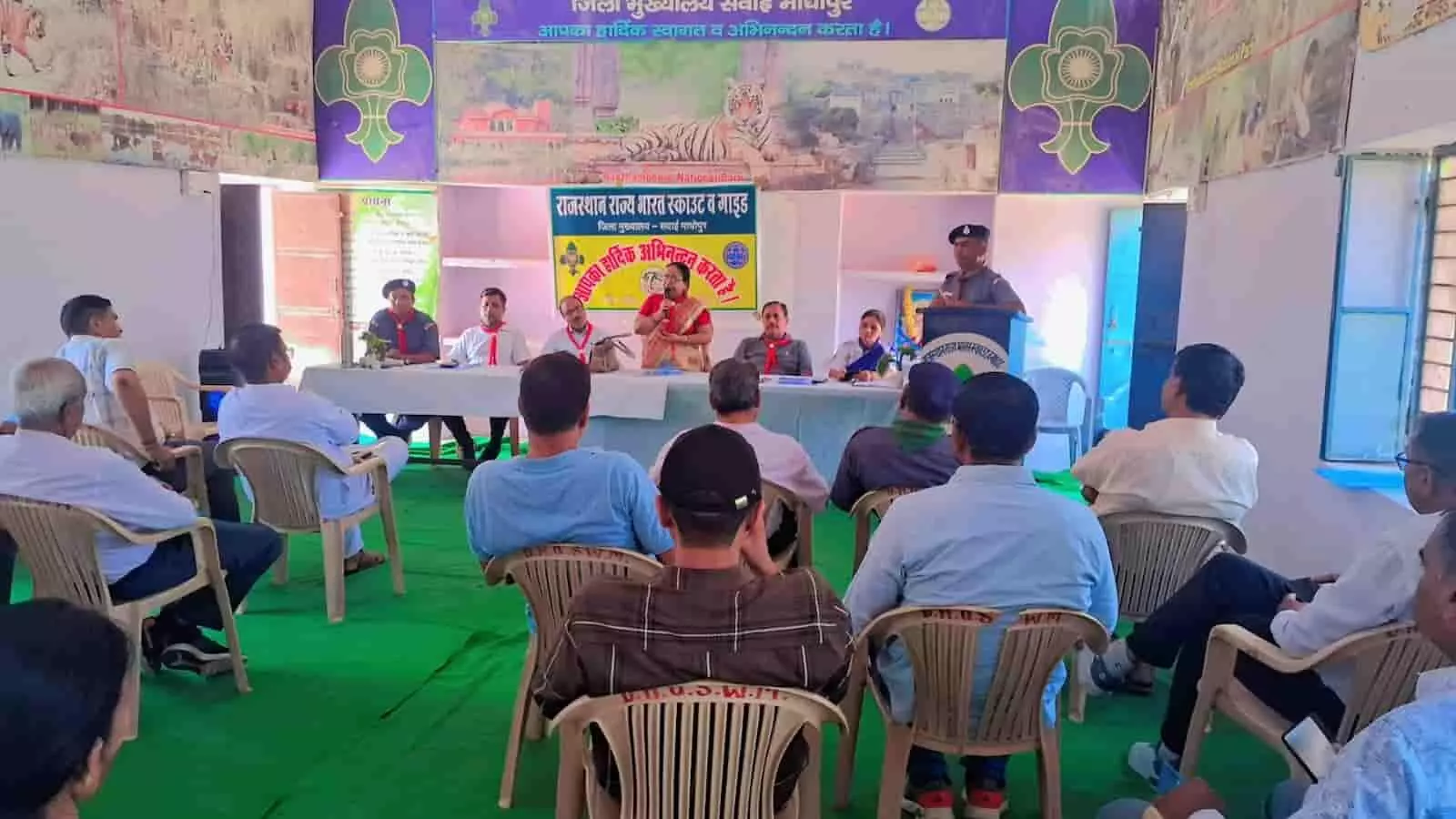 सवाई माधोपुर में आयोजित भारत स्काउट गाइड संगोष्ठी के मंच पर बैठीं मुख्य जिला शिक्षा अधिकारी मीना लसाडिया। सवाई माधोपुर में आयोजित भारत स्काउट गाइड संगोष्ठी के मंच पर बैठीं मुख्य जिला शिक्षा अधिकारी मीना लसाडिया।