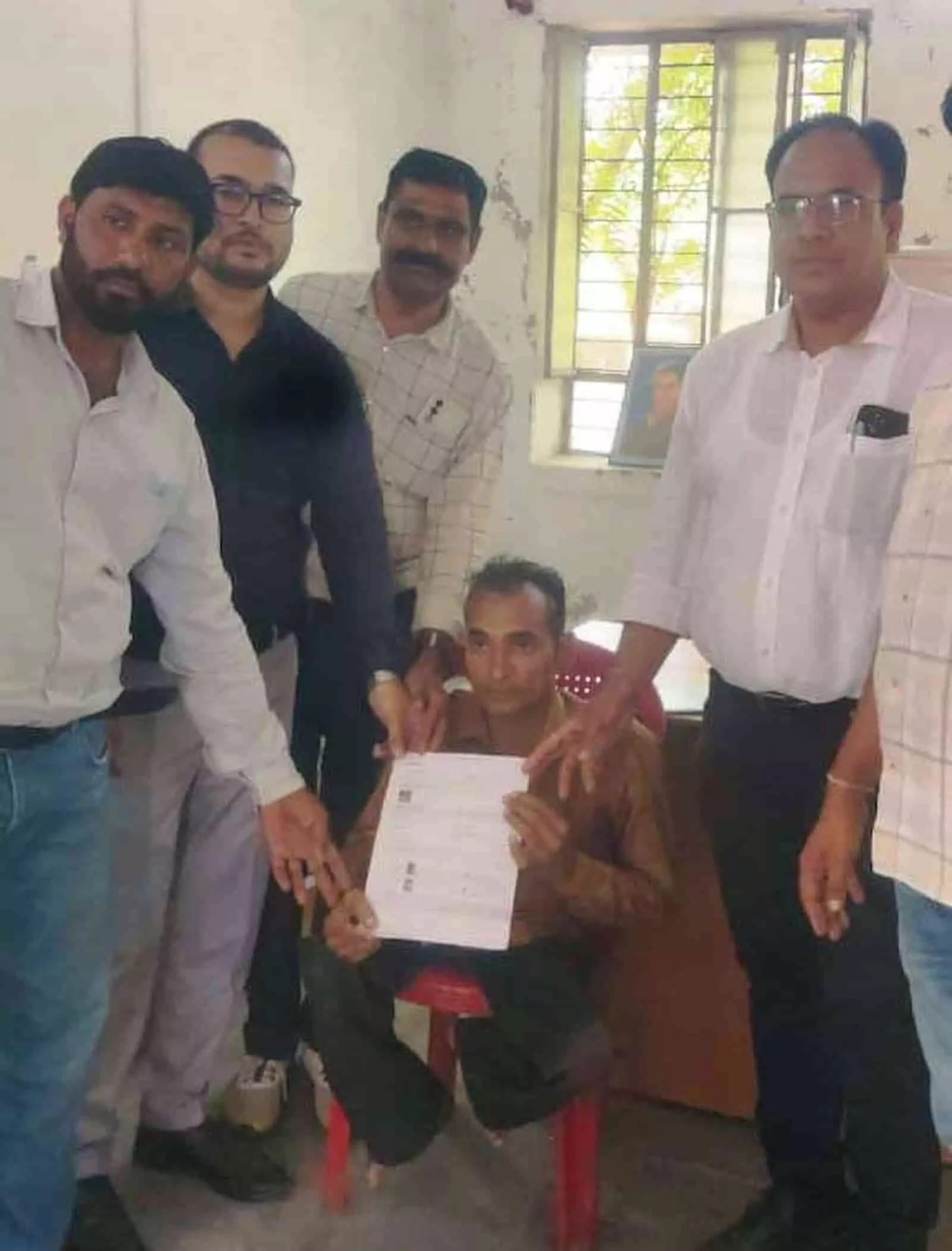 बड़ागांव सरवर ग्रामीण सेवा शिविर में अधिकारी दिव्यांग लाभार्थी अमर सिंह मीणा को सरकारी योजना का सत्यापन प्रमाण पत्र सौंपते हुए। बड़ागांव सरवर ग्रामीण सेवा शिविर में अधिकारी दिव्यांग लाभार्थी अमर सिंह मीणा को सरकारी योजना का सत्यापन प्रमाण पत्र सौंपते हुए।