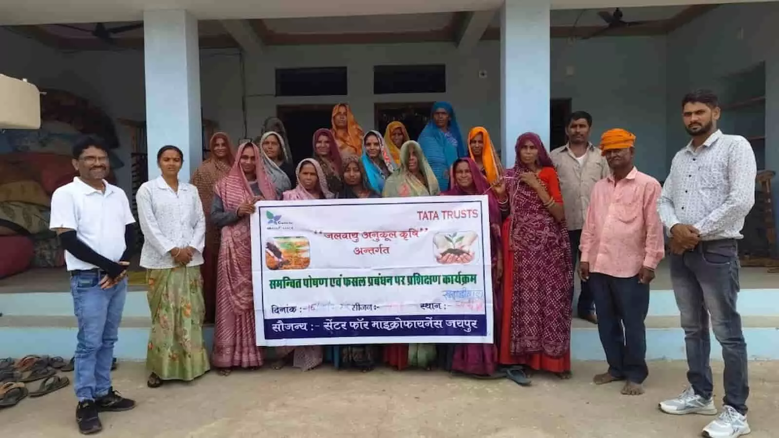 खराड़ीवाड़ा में कृषि प्रशिक्षण बैनर के पीछे खड़ी महिला किसान और ट्रेनर्स ग्रुप फोटो के लिए पोज़ देते हुए। खराड़ीवाड़ा में कृषि प्रशिक्षण बैनर के पीछे खड़ी महिला किसान और ट्रेनर्स ग्रुप फोटो के लिए पोज़ देते हुए।