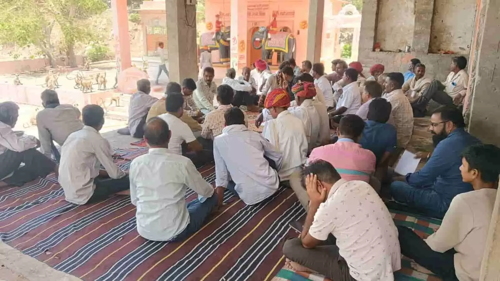 शिवनाल महादेव मंदिर परिसर में जाजम पर बैठकर चर्चा करते हुए रावणा राजपूत समाज के लोग। शिवनाल महादेव मंदिर परिसर में जाजम पर बैठकर चर्चा करते हुए रावणा राजपूत समाज के लोग।