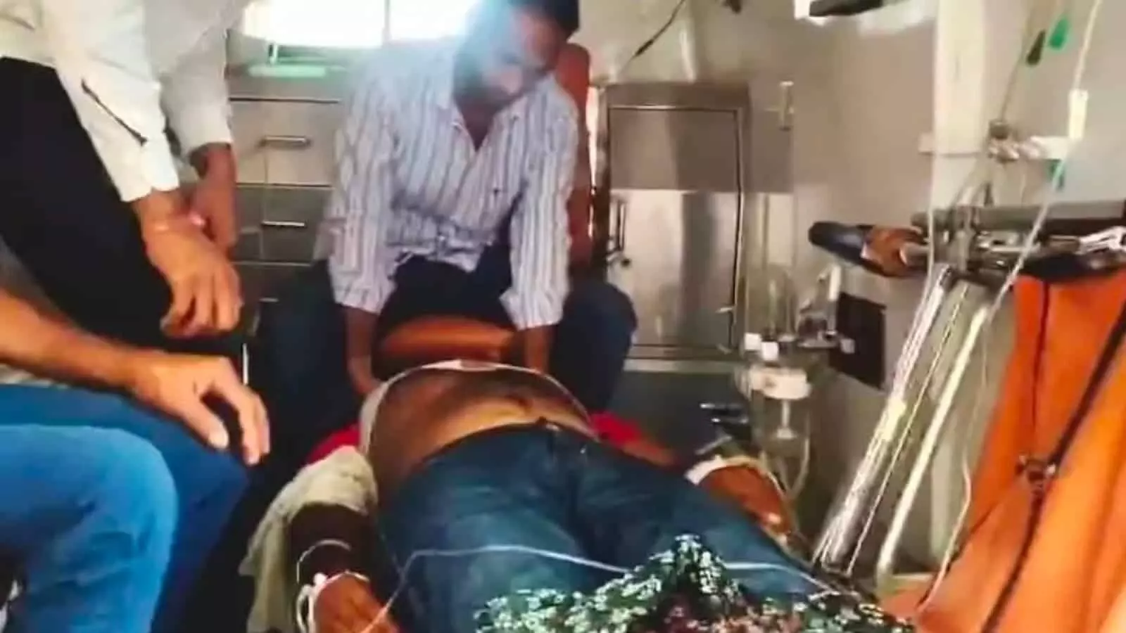 भरतपुर के अस्पताल में स्ट्रेचर पर लेटा हुआ घायल युवक जिसे डॉक्टर और अन्य लोग प्राथमिक उपचार दे रहे हैं। भरतपुर के अस्पताल में स्ट्रेचर पर लेटा हुआ घायल युवक जिसे डॉक्टर और अन्य लोग प्राथमिक उपचार दे रहे हैं।