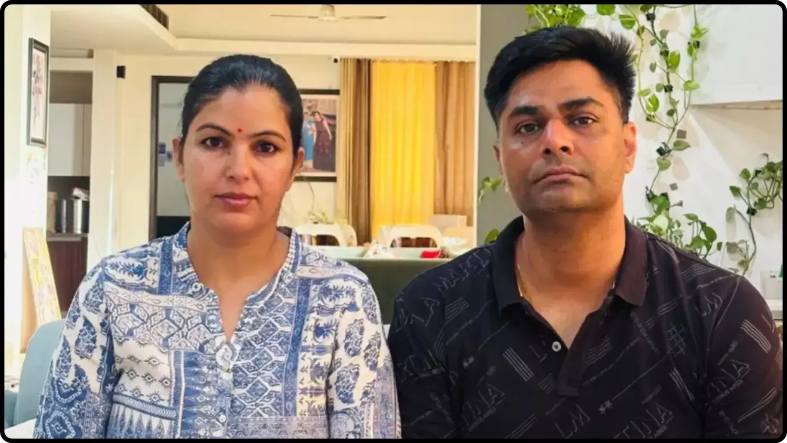 घर के भीतर बैठे हुए मीनू राठौर और राहुल राठौर गुरुग्राम आईवीएफ गड़बड़ी विवाद के संदर्भ में दिख रहे हैं। घर के भीतर बैठे हुए मीनू राठौर और राहुल राठौर गुरुग्राम आईवीएफ गड़बड़ी विवाद के संदर्भ में दिख रहे हैं।