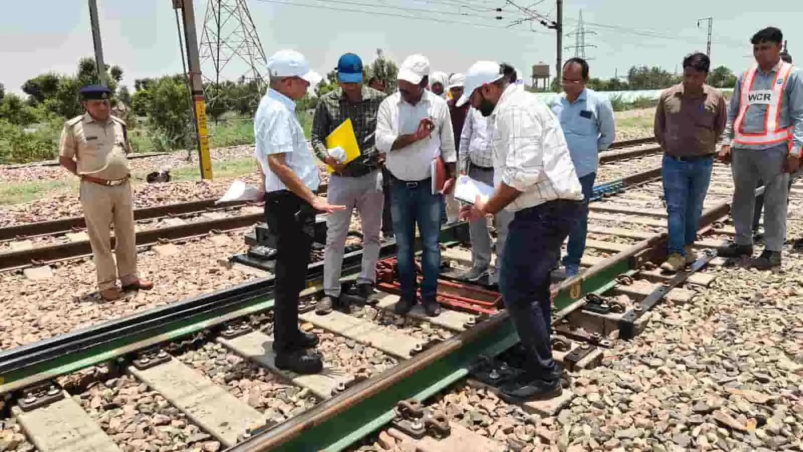 बयाना स्टेशन यार्ड में रेलवे ट्रैक पर खड़े होकर पॉइंट्स एवं क्रॉसिंग्स का तकनीकी निरीक्षण करते हुए मंडल रेल प्रबंधक अनिल कालरा और अन्य रेल अधिकारी। बयाना स्टेशन यार्ड में रेलवे ट्रैक पर खड़े होकर पॉइंट्स एवं क्रॉसिंग्स का तकनीकी निरीक्षण करते हुए मंडल रेल प्रबंधक अनिल कालरा और अन्य रेल अधिकारी।