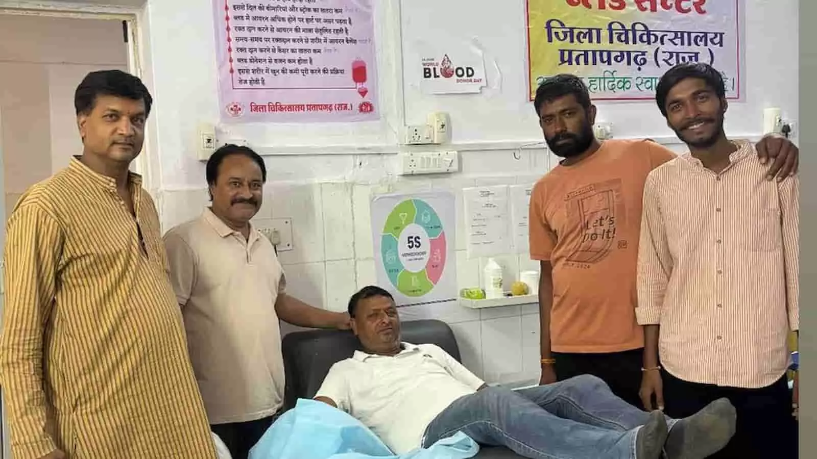 प्रतापगढ़ जिला चिकित्सालय के ब्लड बैंक में बेड पर लेटा हुआ रक्तदाता और पास में खड़े संस्था के सदस्य। प्रतापगढ़ जिला चिकित्सालय के ब्लड बैंक में बेड पर लेटा हुआ रक्तदाता और पास में खड़े संस्था के सदस्य।