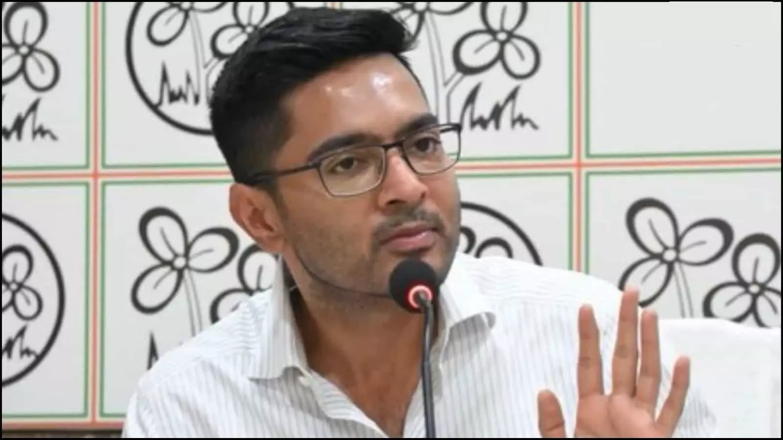 माइक के सामने बोलते हुए टीएमसी सांसद अभिषेक बनर्जी नई दिल्ली में राजनीतिक संकट के संदर्भ में। माइक के सामने बोलते हुए टीएमसी सांसद अभिषेक बनर्जी नई दिल्ली में राजनीतिक संकट के संदर्भ में।