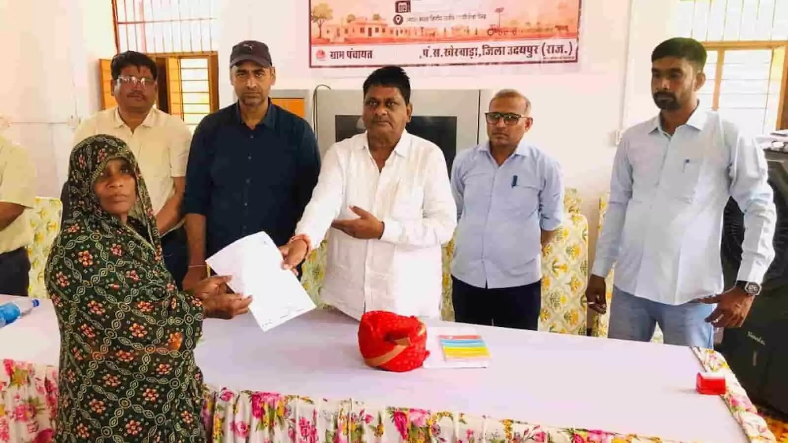 खानमीन ग्राम पंचायत में आयोजित सेवा शिविर के दौरान मुख्य अतिथि अमृत लाल डामोर एक ग्रामीण महिला को सरकारी दस्तावेज सौंपते हुए। खानमीन ग्राम पंचायत में आयोजित सेवा शिविर के दौरान मुख्य अतिथि अमृत लाल डामोर एक ग्रामीण महिला को सरकारी दस्तावेज सौंपते हुए।