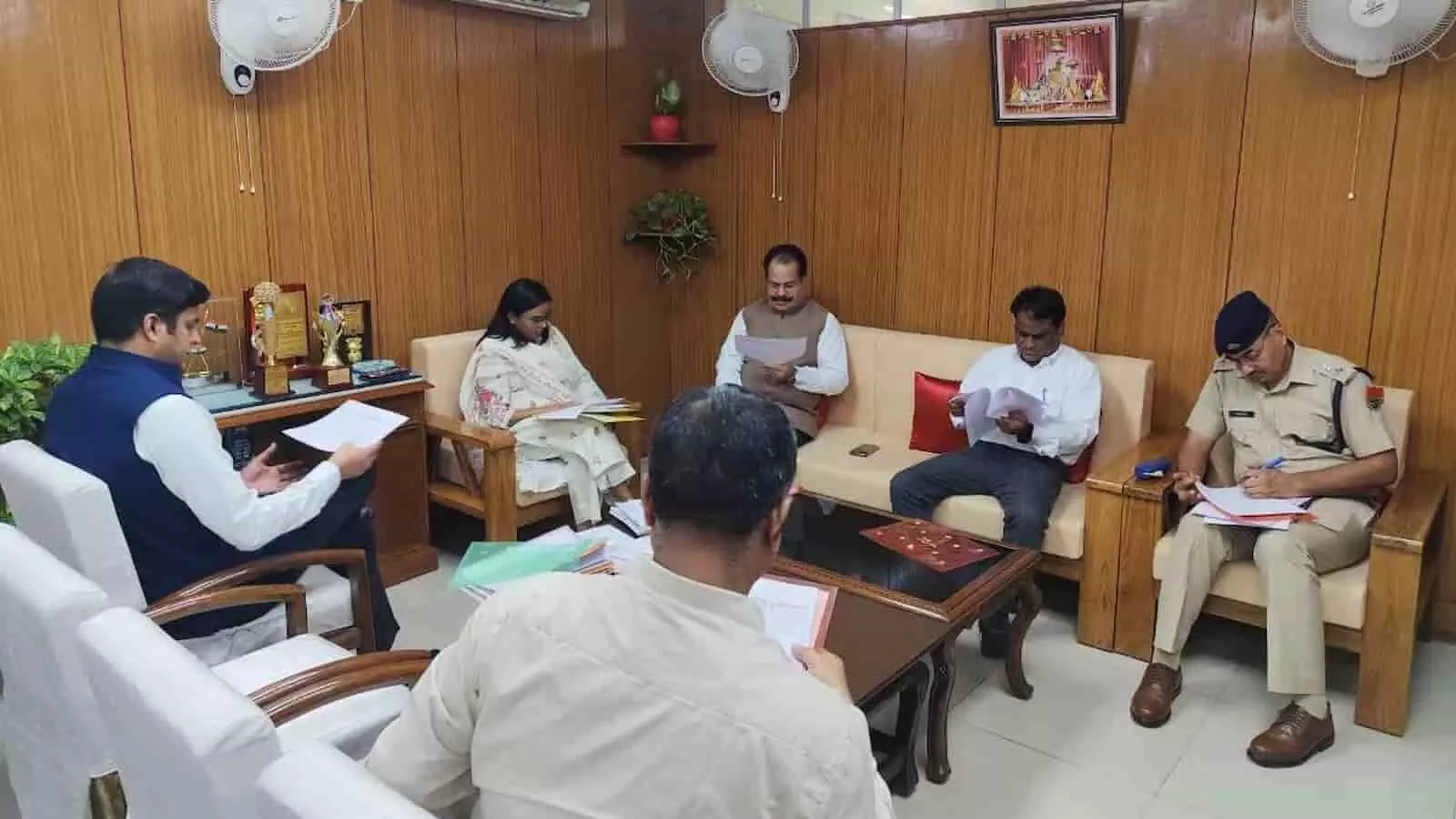 सवाई माधोपुर में जिला विधिक सेवा प्राधिकरण की बैठक में अधिकारी लंबित फाइलों की समीक्षा कर रहे हैं। सवाई माधोपुर में जिला विधिक सेवा प्राधिकरण की बैठक में अधिकारी लंबित फाइलों की समीक्षा कर रहे हैं।