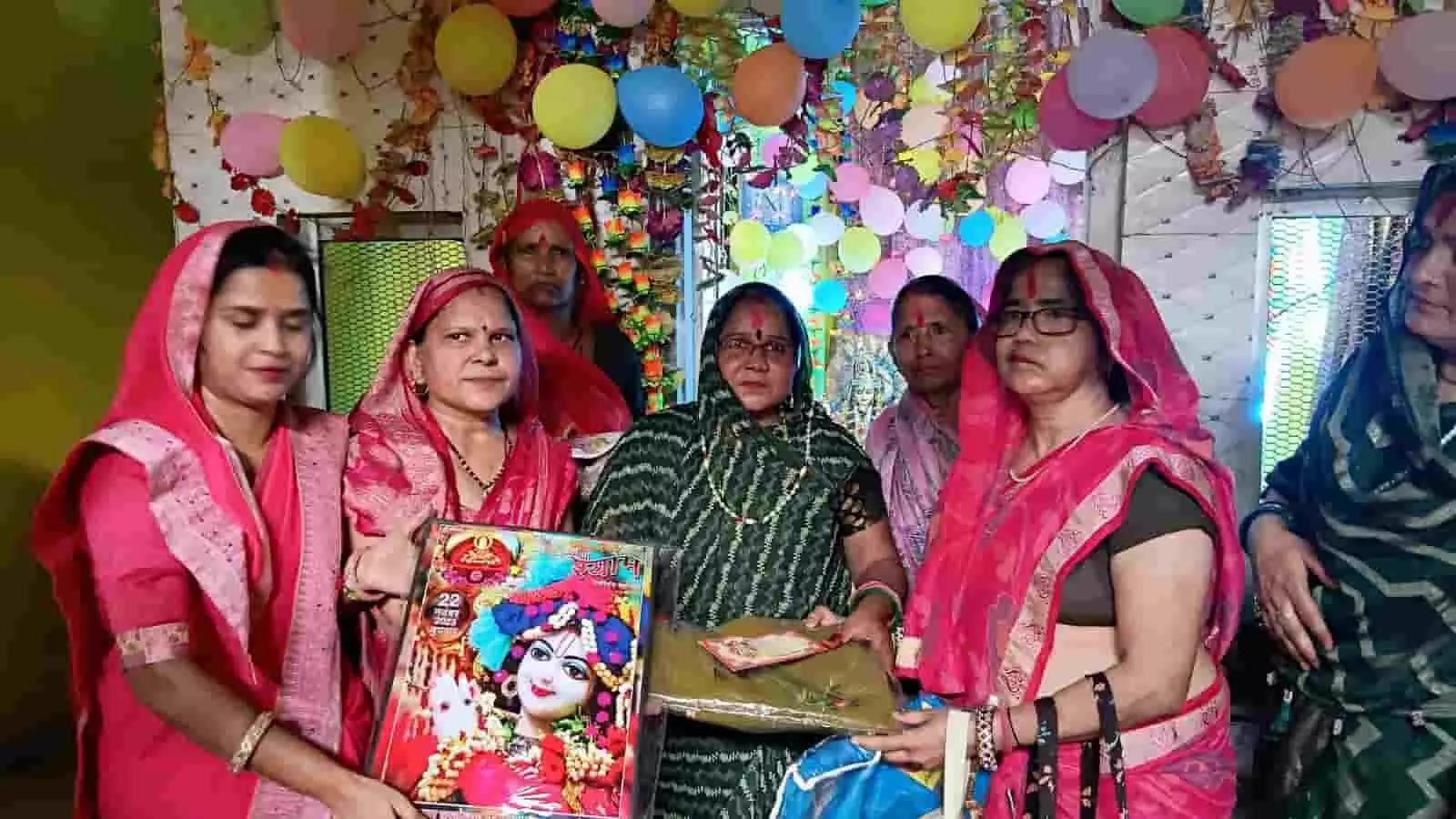 भुसावर के लक्ष्मीनारायण मंदिर में आयोजित धार्मिक कार्यक्रम के समापन पर कलाकारों को सम्मानित करतीं महिला भक्त मंडल की सदस्याएं। भुसावर के लक्ष्मीनारायण मंदिर में आयोजित धार्मिक कार्यक्रम के समापन पर कलाकारों को सम्मानित करतीं महिला भक्त मंडल की सदस्याएं।