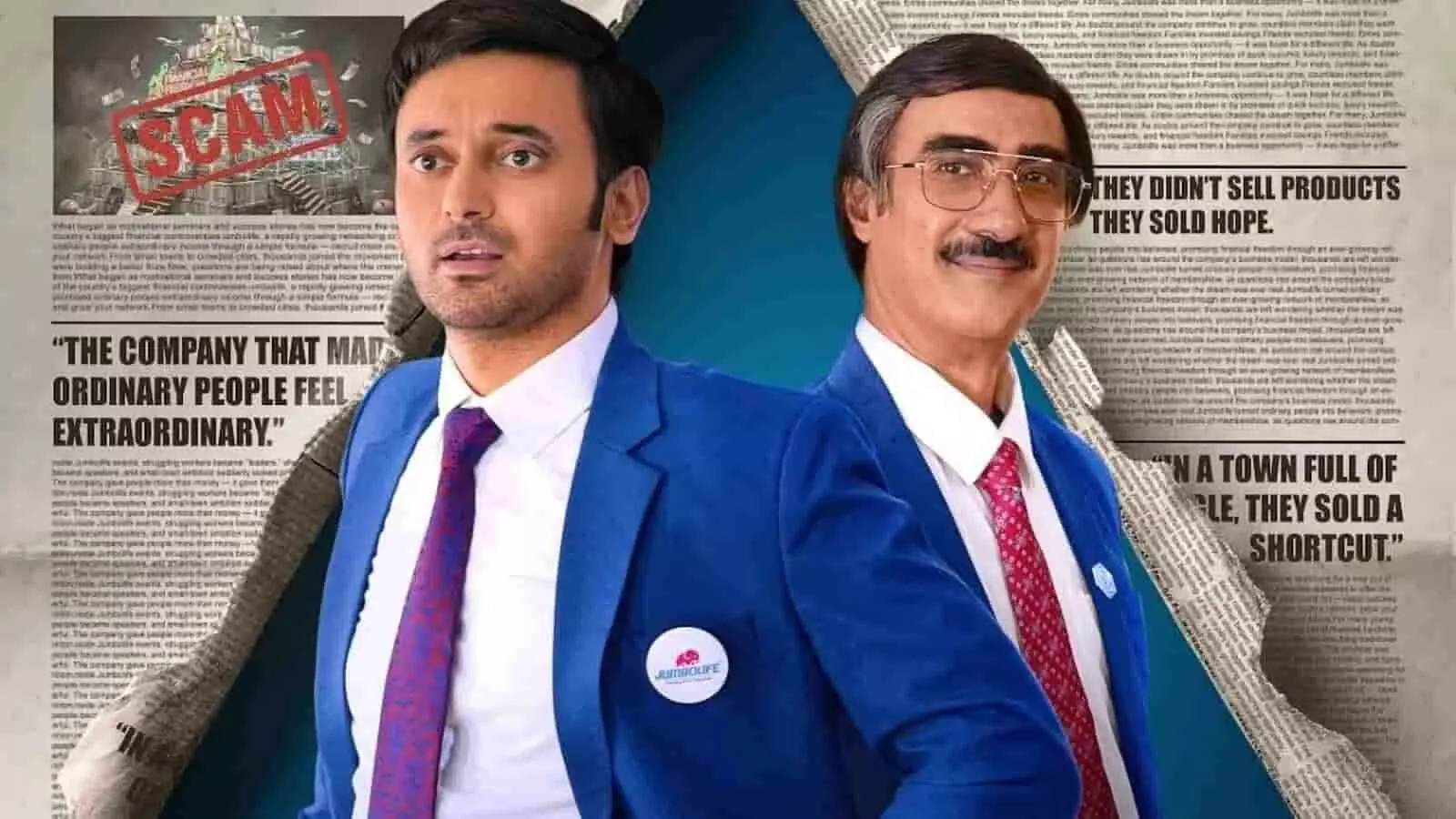 वेब सीरीज़ द पिरामिड स्कीम के पोस्टर में अभिनेता नीले सूट पहने हुए दिखाई दे रहे हैं। वेब सीरीज़ द पिरामिड स्कीम के पोस्टर में अभिनेता नीले सूट पहने हुए दिखाई दे रहे हैं।