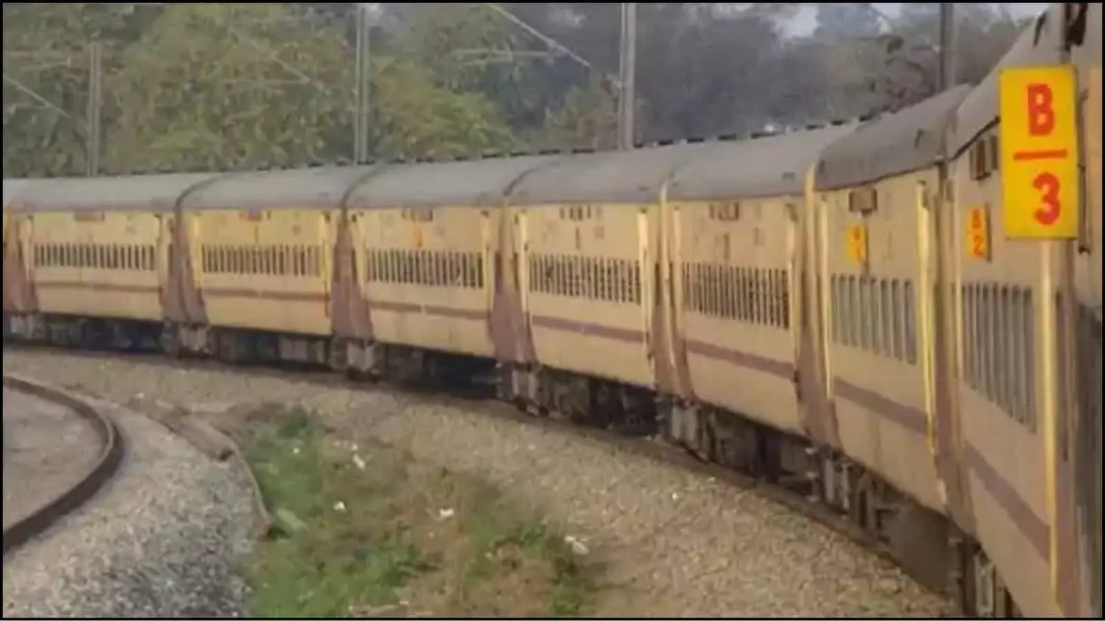 रेलवे ट्रैक पर चलती हुई भारतीय रेल की ट्रेन बिहार में परीक्षा स्पेशल सेवा के संदर्भ में। रेलवे ट्रैक पर चलती हुई भारतीय रेल की ट्रेन बिहार में परीक्षा स्पेशल सेवा के संदर्भ में।