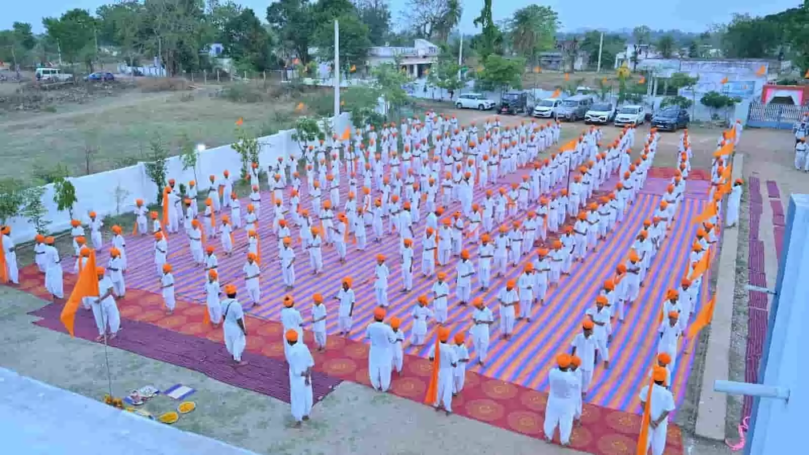 चुण्डावाड़ा के भारती पब्लिक स्कूल में समर भूमि शिविर के दौरान सफेद पोशाक और केसरिया पगड़ी पहने अनुशासित खड़े बालक। चुण्डावाड़ा के भारती पब्लिक स्कूल में समर भूमि शिविर के दौरान सफेद पोशाक और केसरिया पगड़ी पहने अनुशासित खड़े बालक।