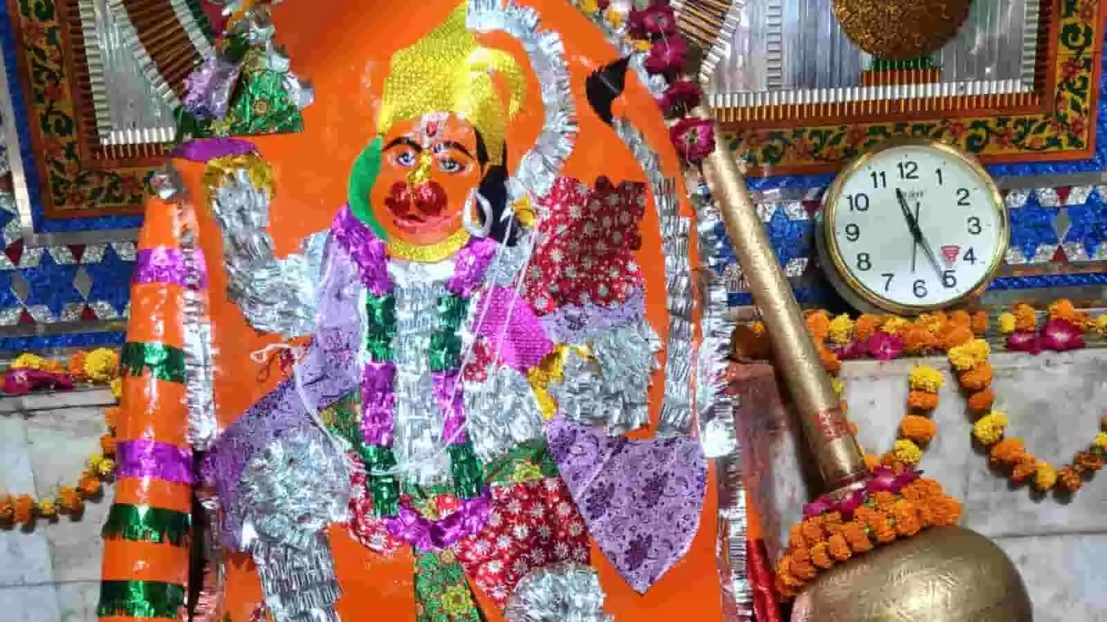 बामनवास के रामबाड़ी बालाजी मंदिर में फूलों और विशेष पोशाक से सजी हनुमान जी की मूर्ति। बामनवास के रामबाड़ी बालाजी मंदिर में फूलों और विशेष पोशाक से सजी हनुमान जी की मूर्ति।