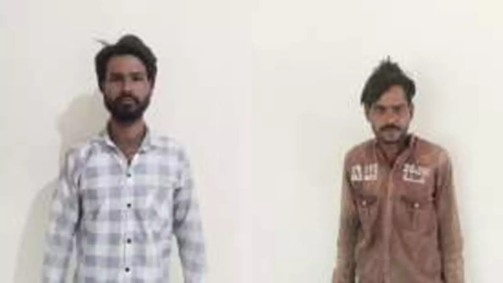 सवाई माधोपुर में पुलिस हिरासत में खड़े साइबर अपराध और चोरी के प्रयास के दो आरोपी मानटाउन थाना परिसर में दिख रहे हैं। सवाई माधोपुर में पुलिस हिरासत में खड़े साइबर अपराध और चोरी के प्रयास के दो आरोपी मानटाउन थाना परिसर में दिख रहे हैं।
