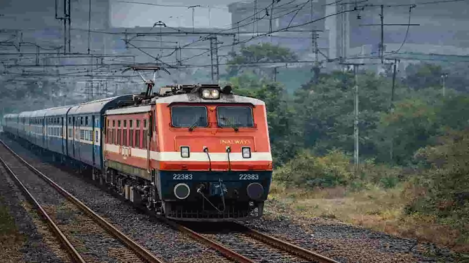 पुणे रेलवे स्टेशन के नए प्लेटफॉर्म और यार्ड रीमॉडलिंग परियोजना के शिलान्यास कार्यक्रम का मंच। पुणे रेलवे स्टेशन के नए प्लेटफॉर्म और यार्ड रीमॉडलिंग परियोजना के शिलान्यास कार्यक्रम का मंच।