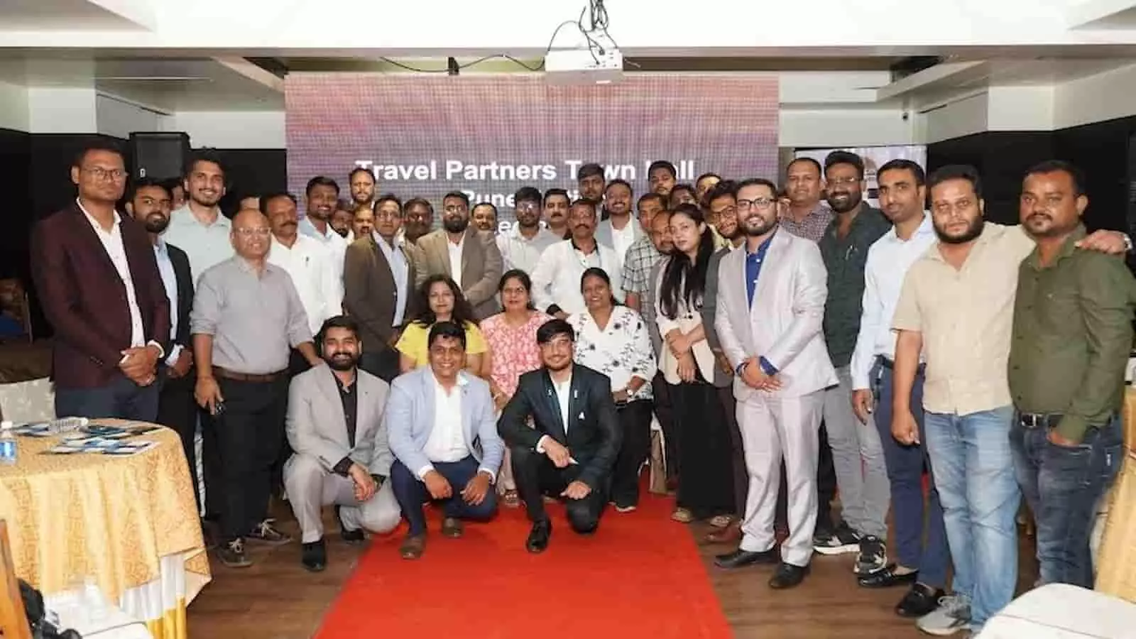 पुणे में आयोजित ट्रैवल पार्टनर मीट के दौरान बैठक करते हुए उद्योग प्रतिनिधि और प्रिज़्म कंपनी के अधिकारी। पुणे में आयोजित ट्रैवल पार्टनर मीट के दौरान बैठक करते हुए उद्योग प्रतिनिधि और प्रिज़्म कंपनी के अधिकारी।