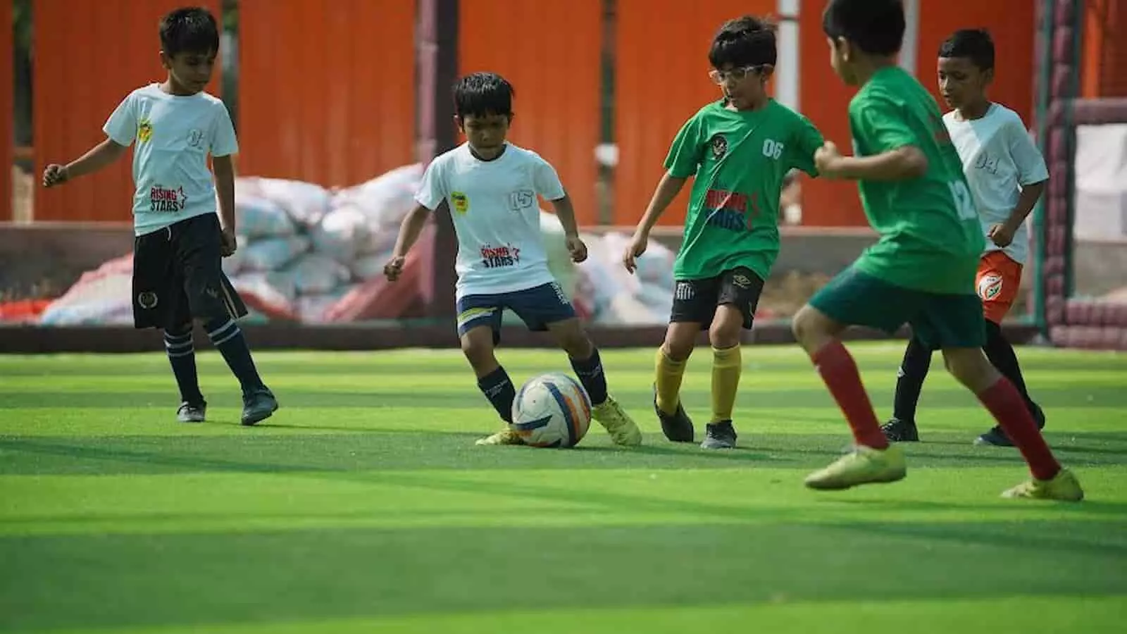 बिरला ओपन माइंड्स इंटरनेशनल स्कूल नीलबड़ के खेल मैदान पर फुटसल मैच खेलते हुए स्कूली बच्चे। बिरला ओपन माइंड्स इंटरनेशनल स्कूल नीलबड़ के खेल मैदान पर फुटसल मैच खेलते हुए स्कूली बच्चे।