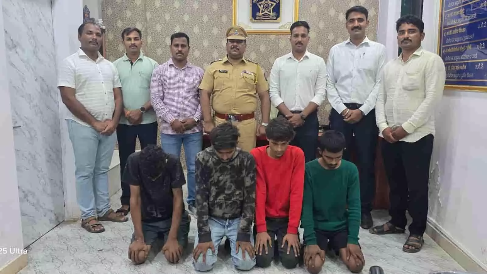 आचोले पुलिस ने रवि बिड़लान हत्याकांड के चार आरोपियों को नालासोपारा से गिरफ्तार किया। आचोले पुलिस ने रवि बिड़लान हत्याकांड के चार आरोपियों को नालासोपारा से गिरफ्तार किया।