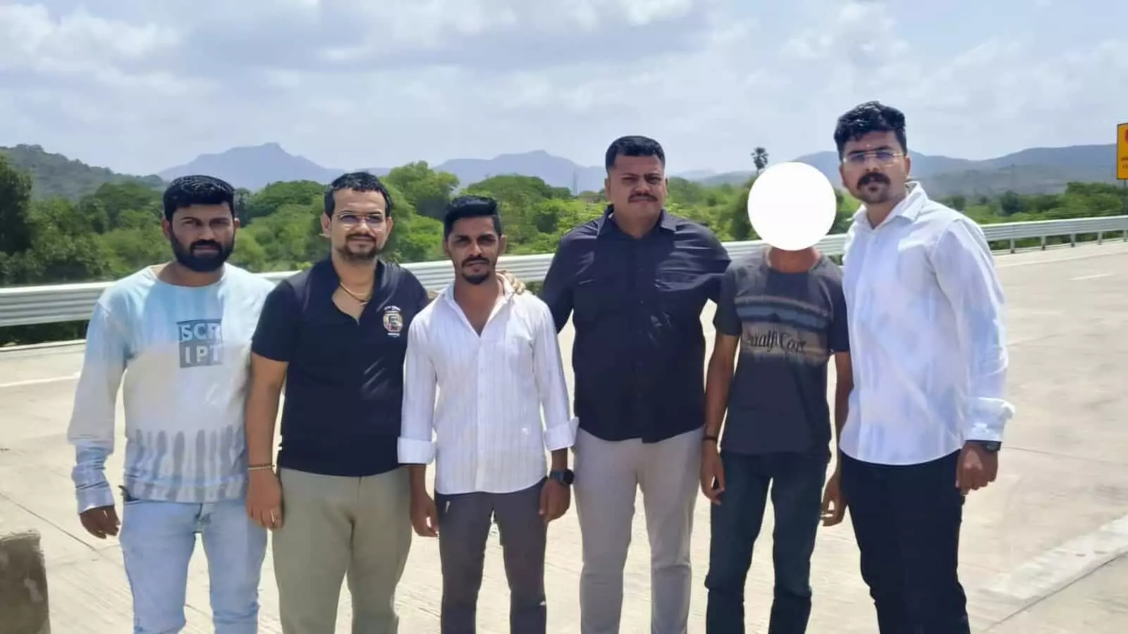 मांडवी पुलिस के जवान तानसा नदी पुल पर आत्महत्या का प्रयास कर रहे व्यक्ति को बचाते हुए। मांडवी पुलिस के जवान तानसा नदी पुल पर आत्महत्या का प्रयास कर रहे व्यक्ति को बचाते हुए।