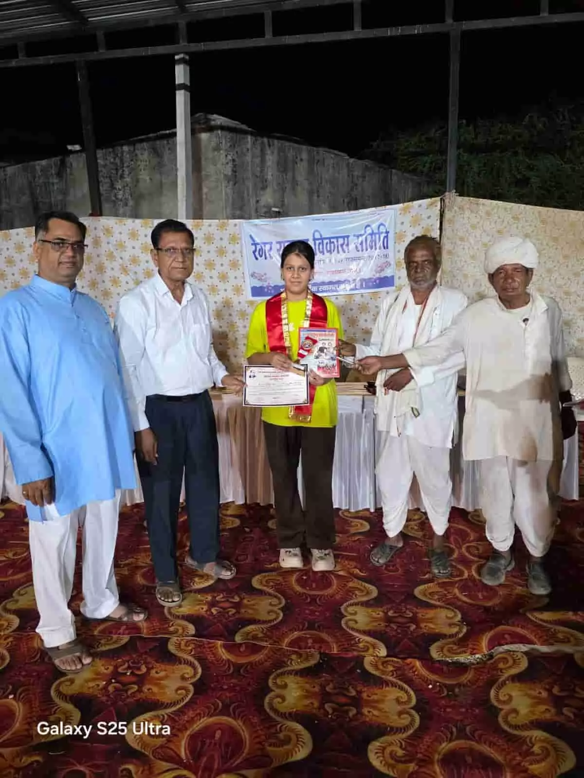 केलवा में रेगर समाज प्रतिभा सम्मान समारोह के दौरान मेधावी छात्रा को सम्मानित करते अतिथिगण। केलवा में रेगर समाज प्रतिभा सम्मान समारोह के दौरान मेधावी छात्रा को सम्मानित करते अतिथिगण।