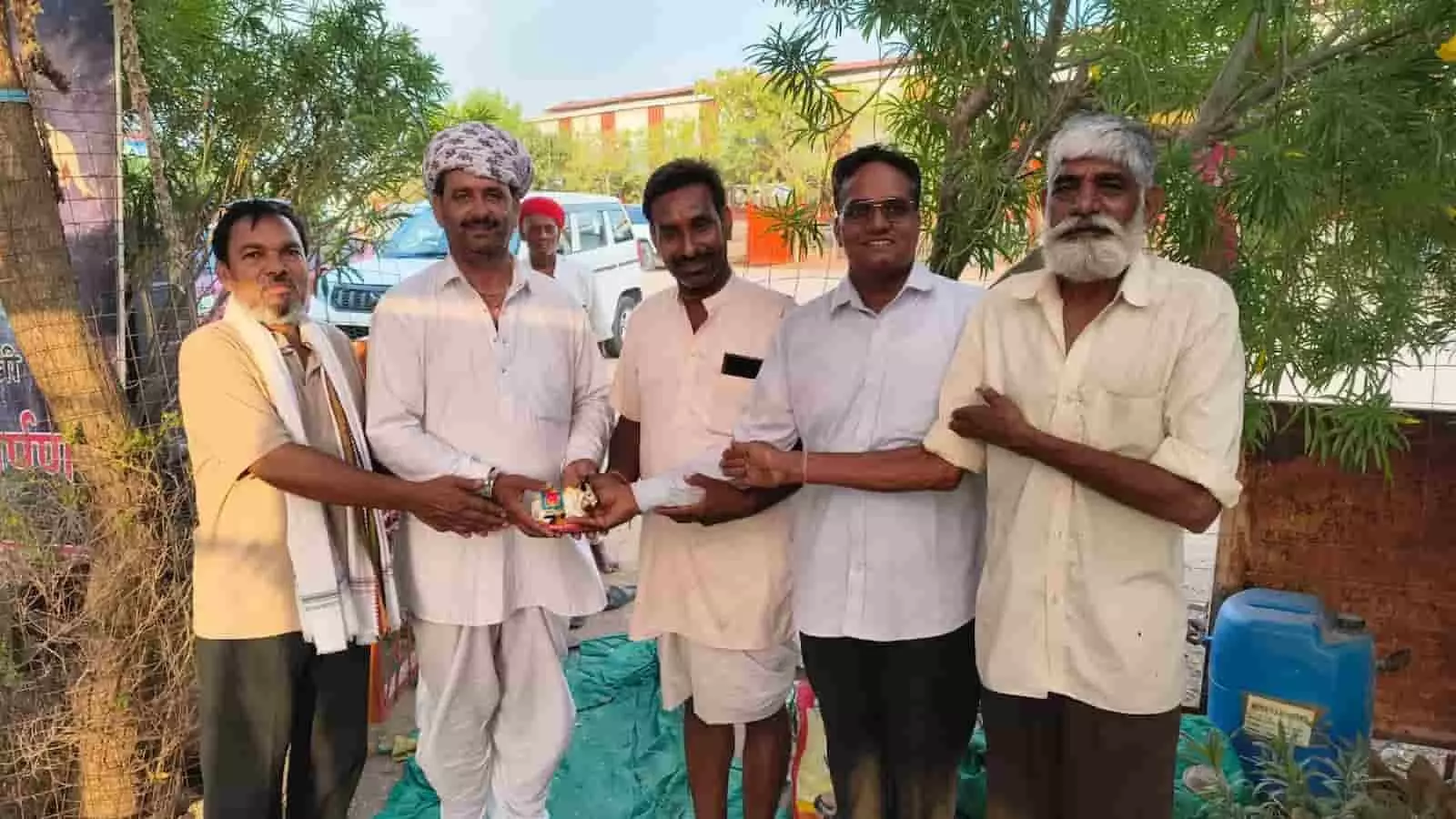 सियाणा में ट्रक यूनियन द्वारा गौशाला को गौवंश के उपचार हेतु राशि सौंपते हुए। सियाणा में ट्रक यूनियन द्वारा गौशाला को गौवंश के उपचार हेतु राशि सौंपते हुए।