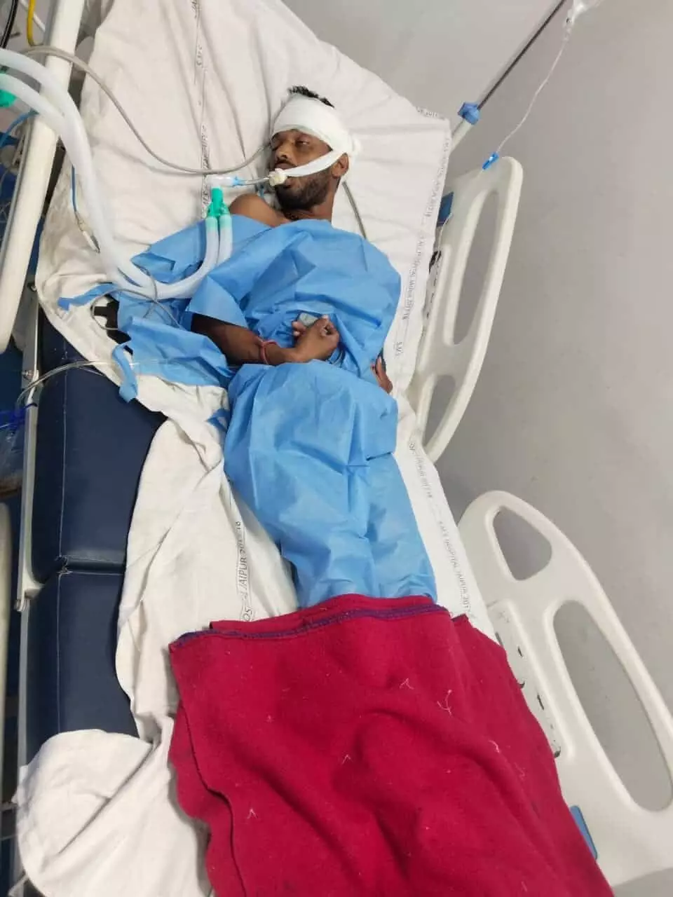 अस्पताल में बिस्तर पर लेटा हुआ घायल युवक जो करौली सड़क दुर्घटना का शिकार हुआ था। अस्पताल में बिस्तर पर लेटा हुआ घायल युवक जो करौली सड़क दुर्घटना का शिकार हुआ था।