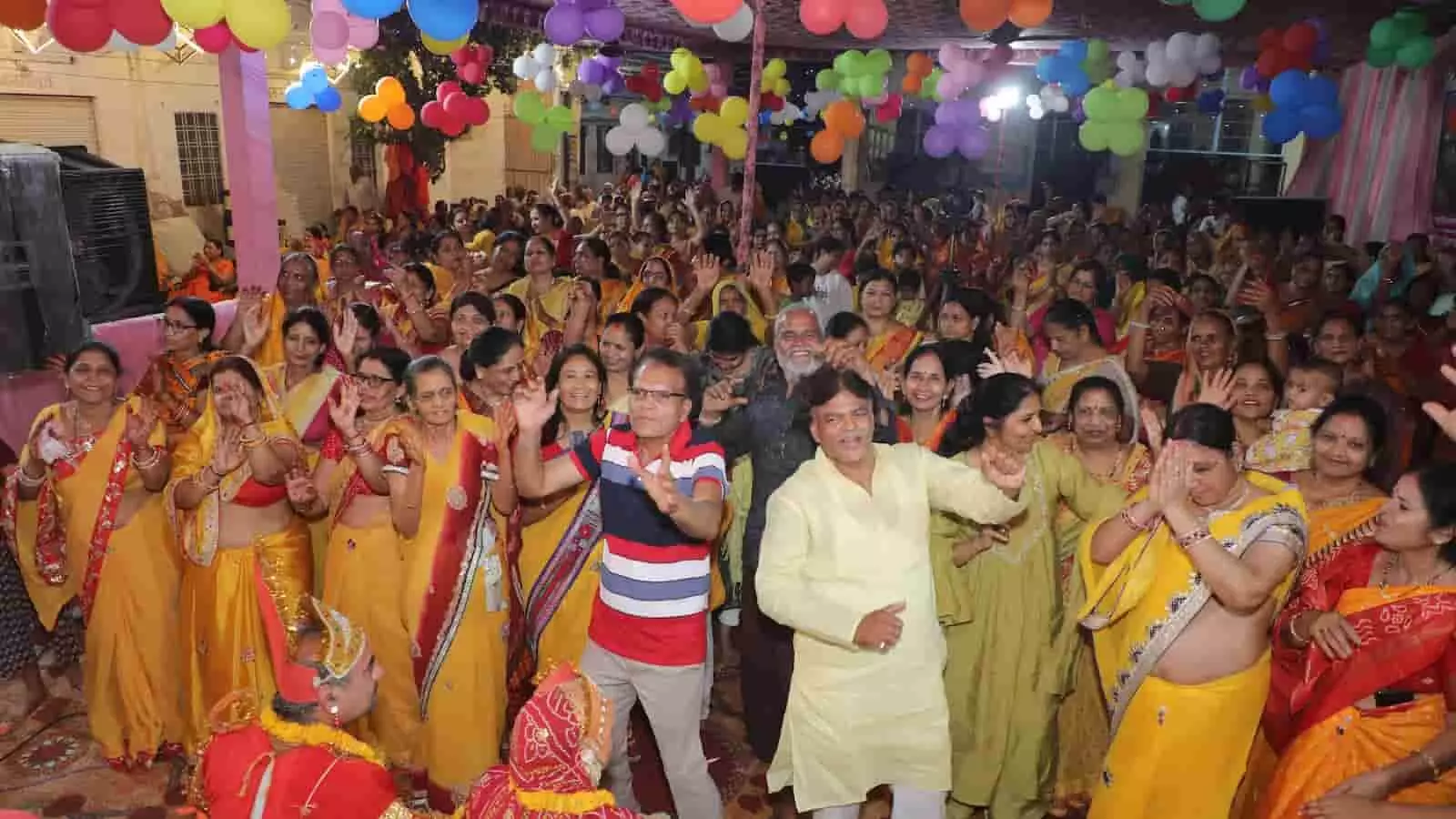 भीलवाड़ा के श्री चारभुजा मंदिर में कथा व्यास द्वारा श्रीमद्भागवत कथा का वाचन किया जा रहा है।