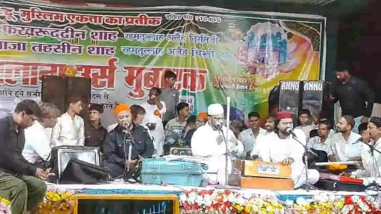 सिकंदरा में बाबा फखरुद्दीन शाह के उर्स पर कव्वाली गाते कलाकार और बैठे हुए श्रद्धालु।