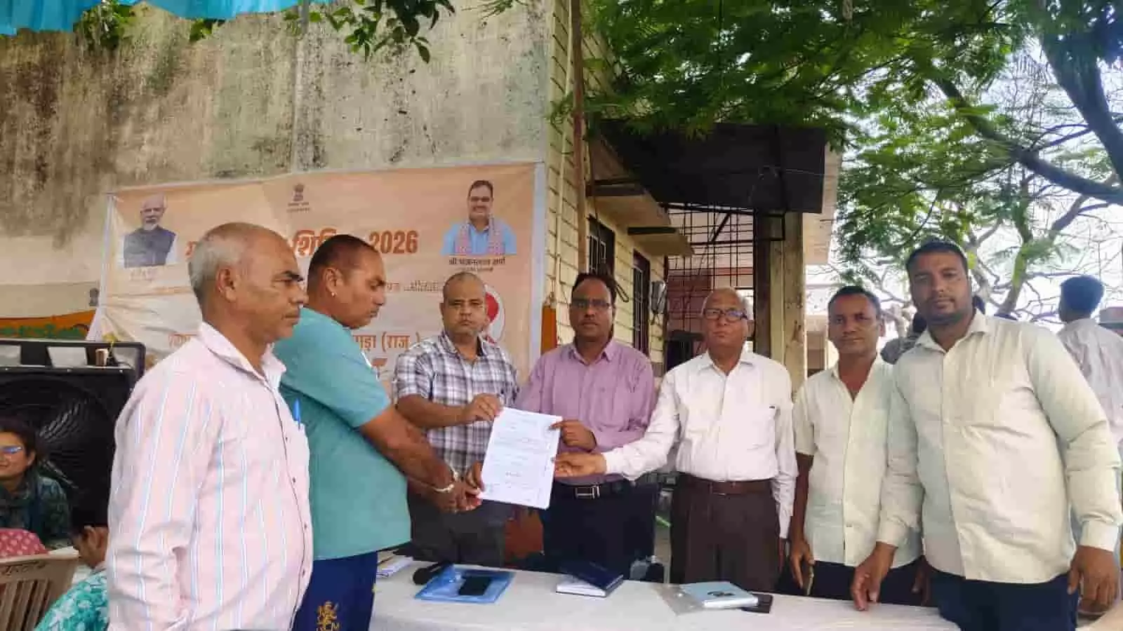 भीलवाड़ा के गुरला ग्राम पंचायत शिविर में प्रशासनिक अधिकारी नागरिकों के परिवादों का निस्तारण करते हुए।